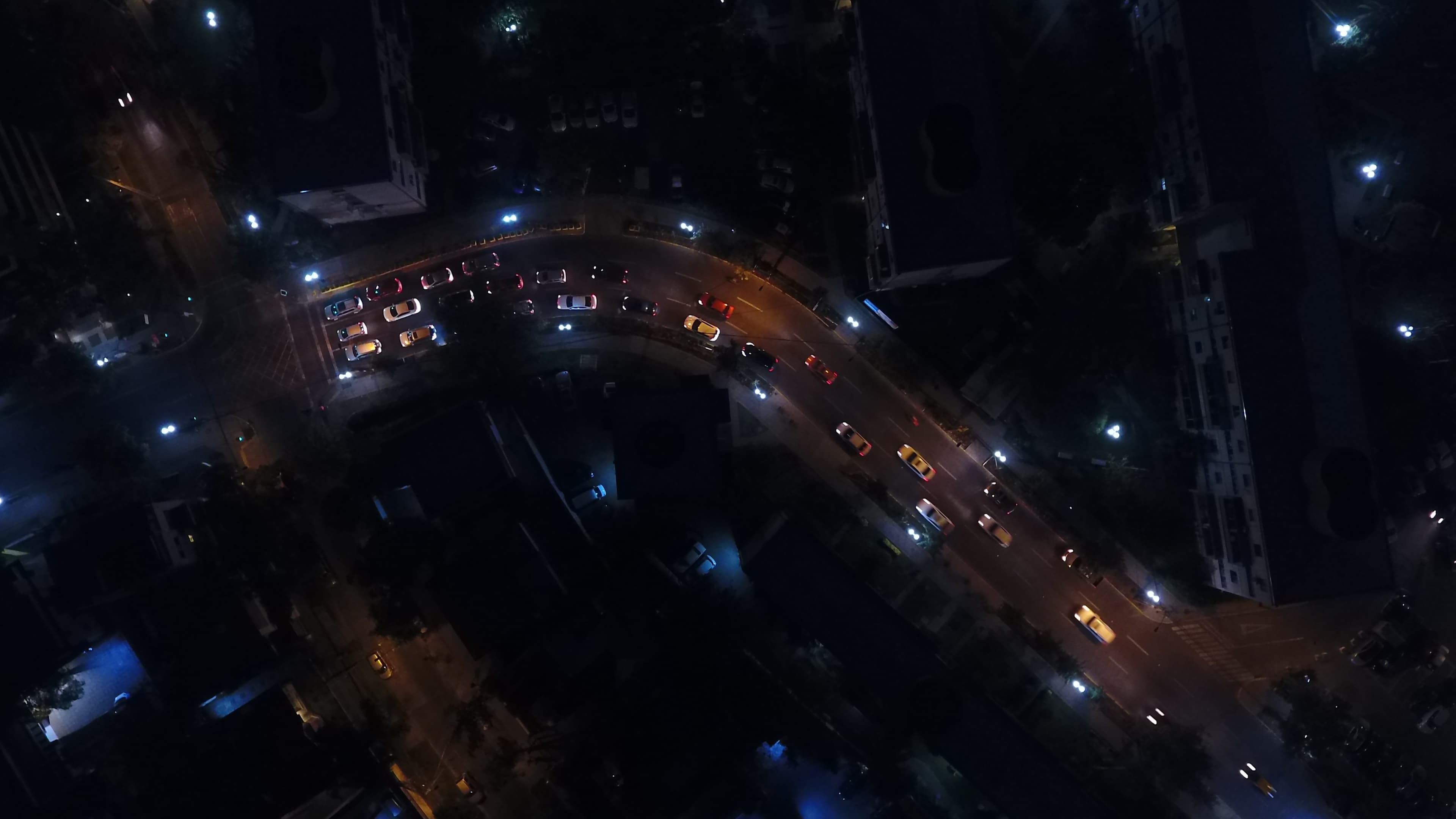 Calle nocturna con luces de autos