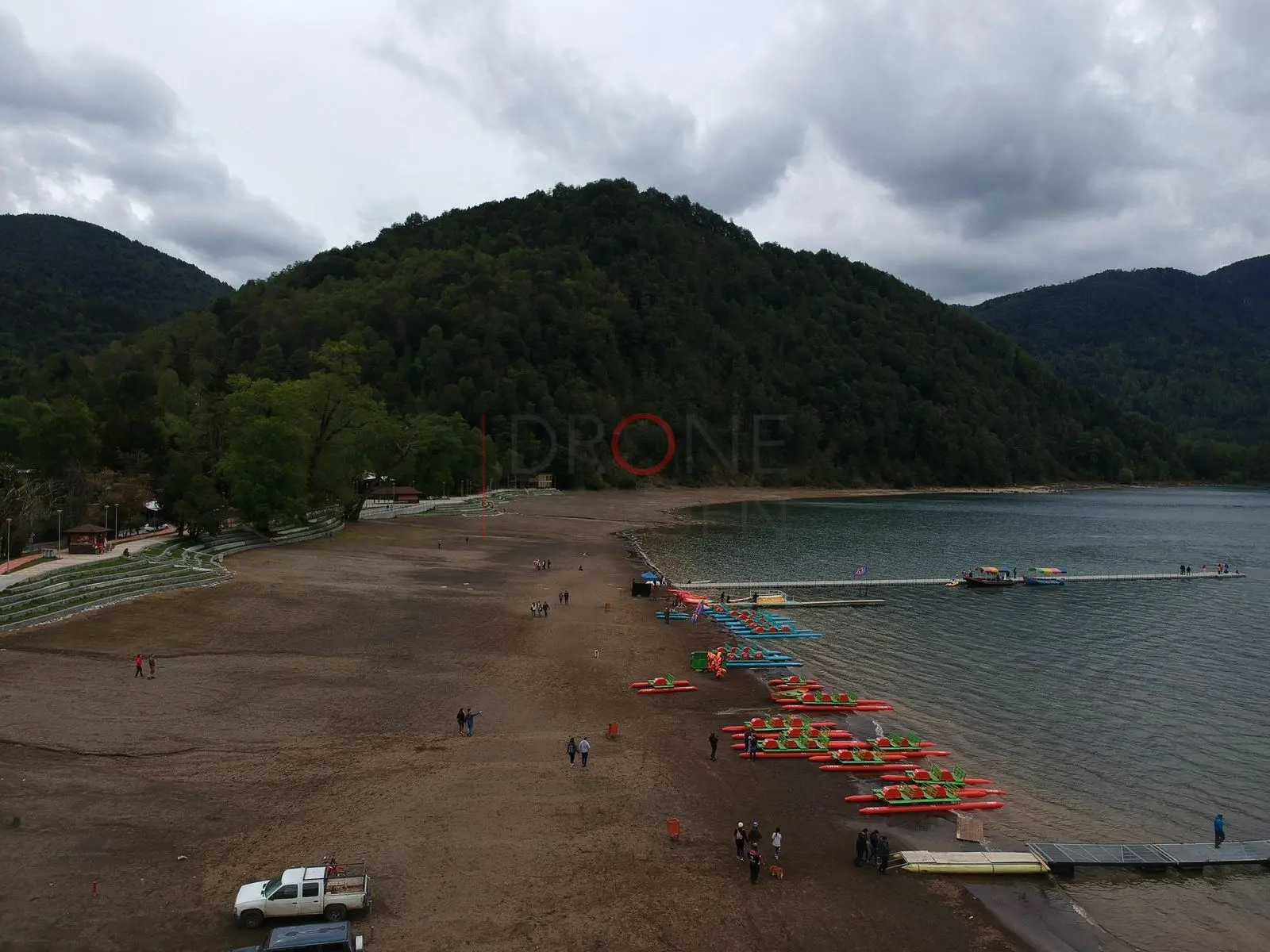 Muelle y kayaks en la playa del lago, Caburgua — Pucón, Chile