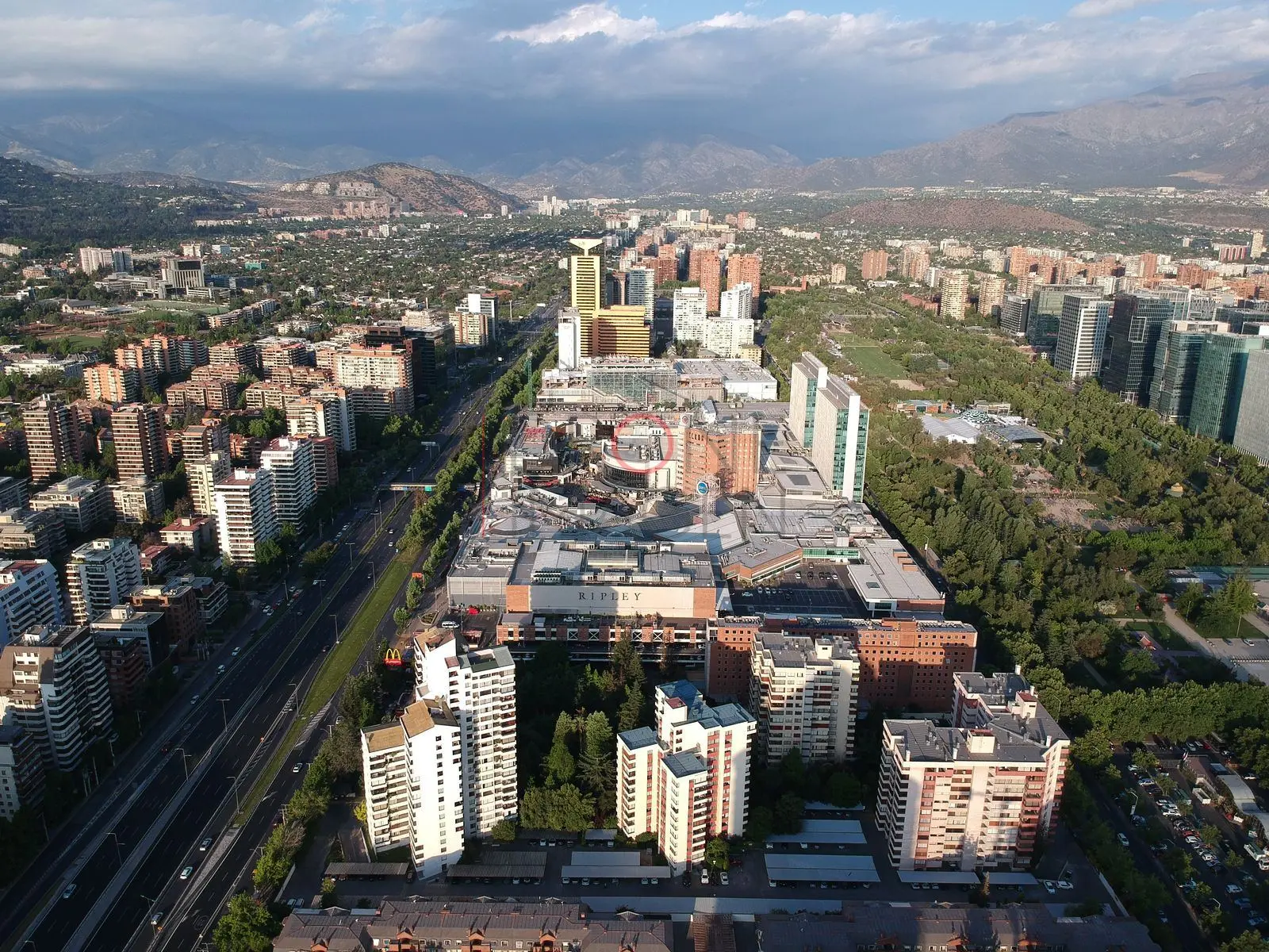 Avenida, centro comercial y parques, Las Condes · vista aérea oblicua
