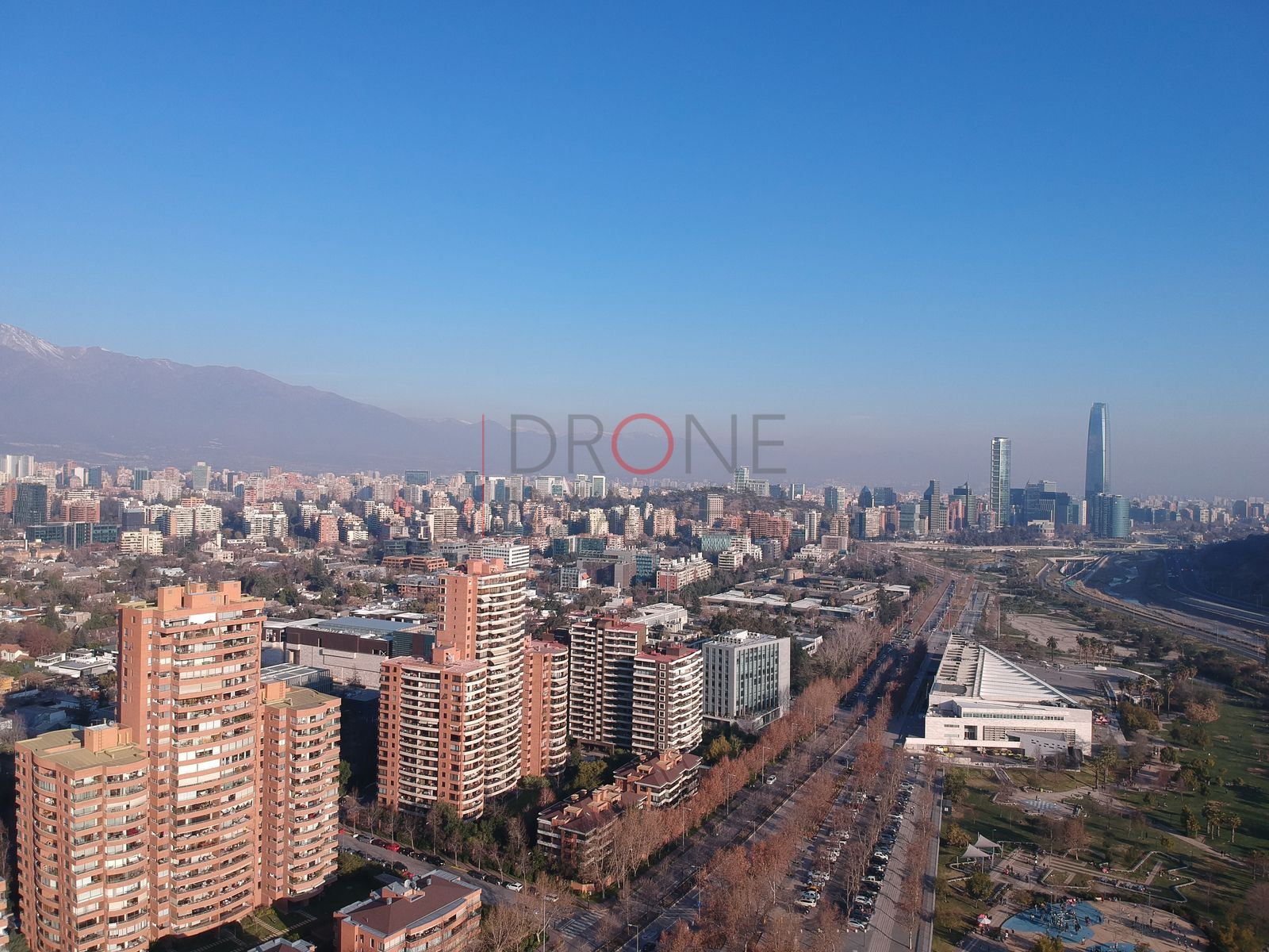 Edificios de departamentos y Gran Torre Santiago, Vitacura