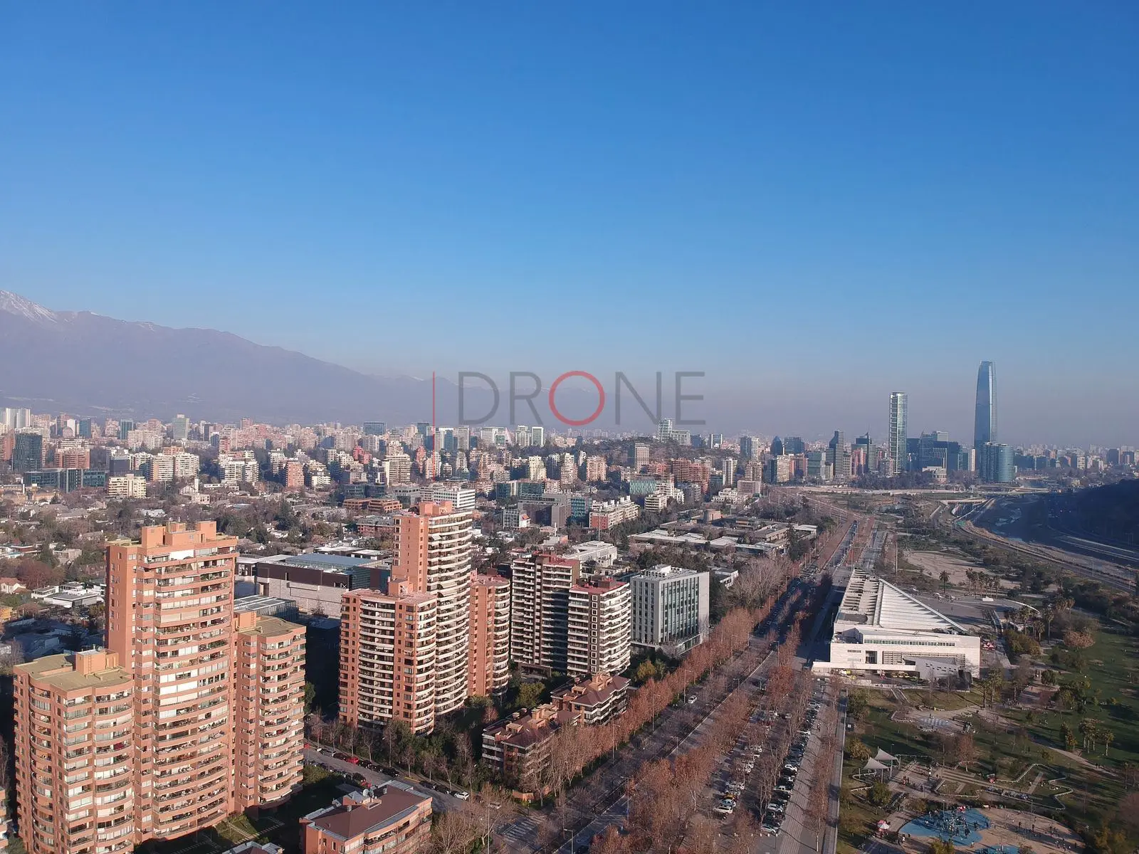 Edificios de departamentos y Gran Torre Santiago, Vitacura