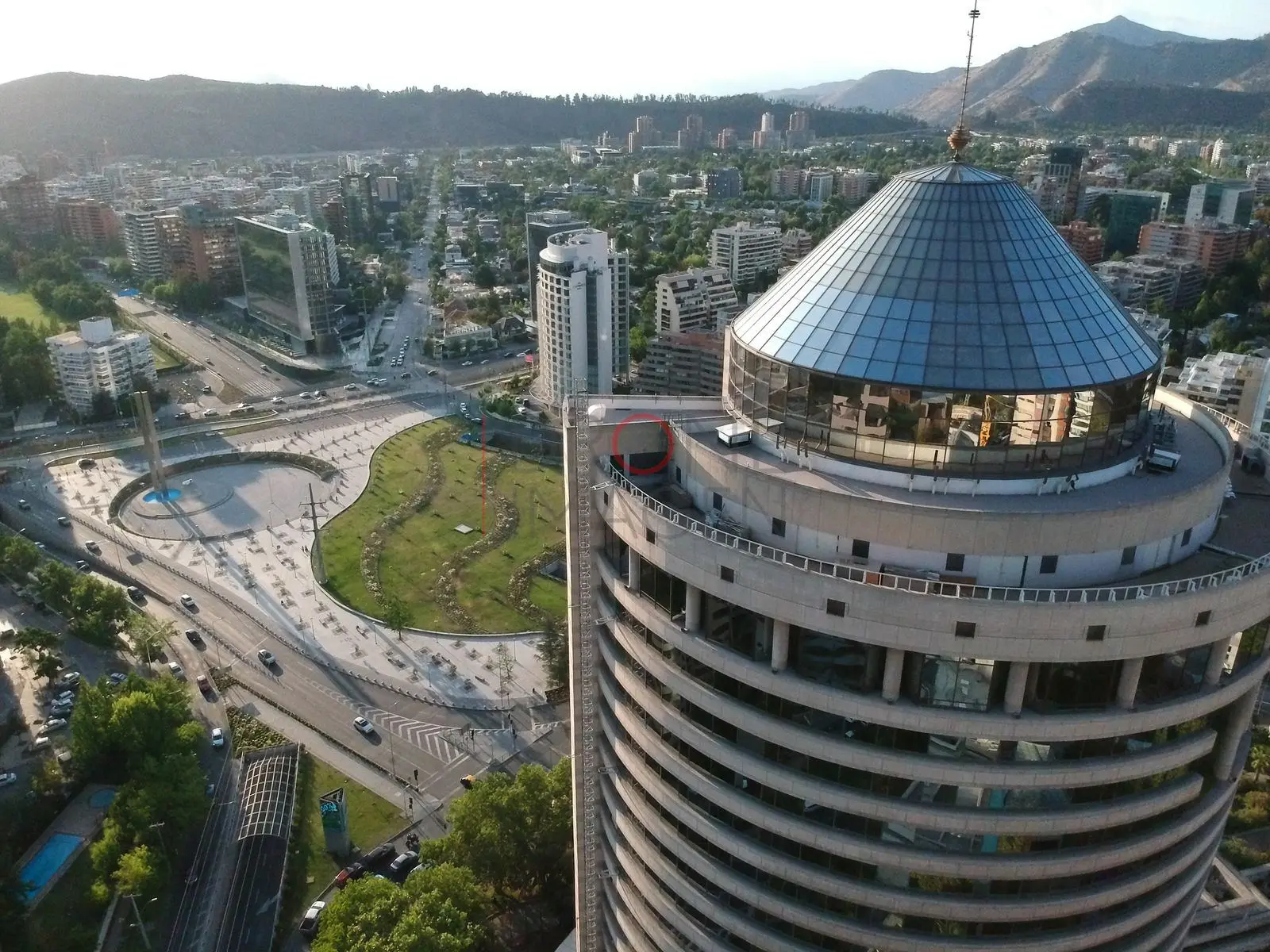Torre circular, rotonda y cordillera, Las Condes — Santiago, Chile