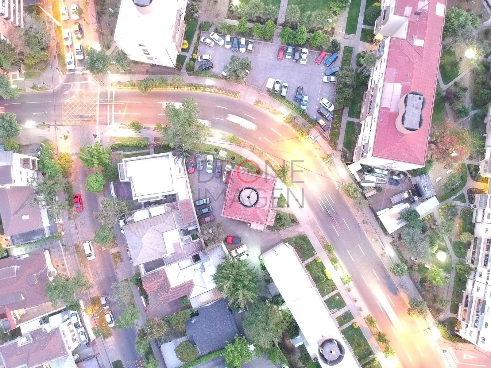 Estelas de luz en la curva de la avenida, Providencia · vista cenital