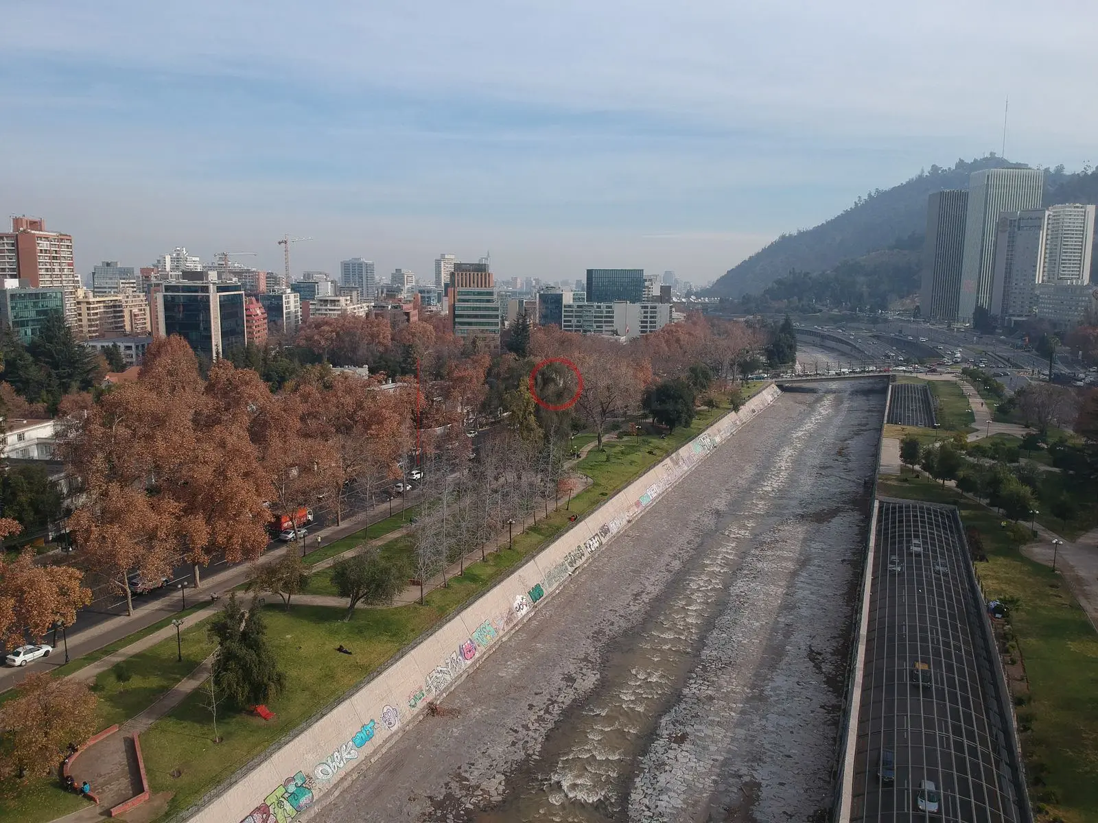 Río Mapocho en otoño con cerro, Providencia · vista aérea oblicua