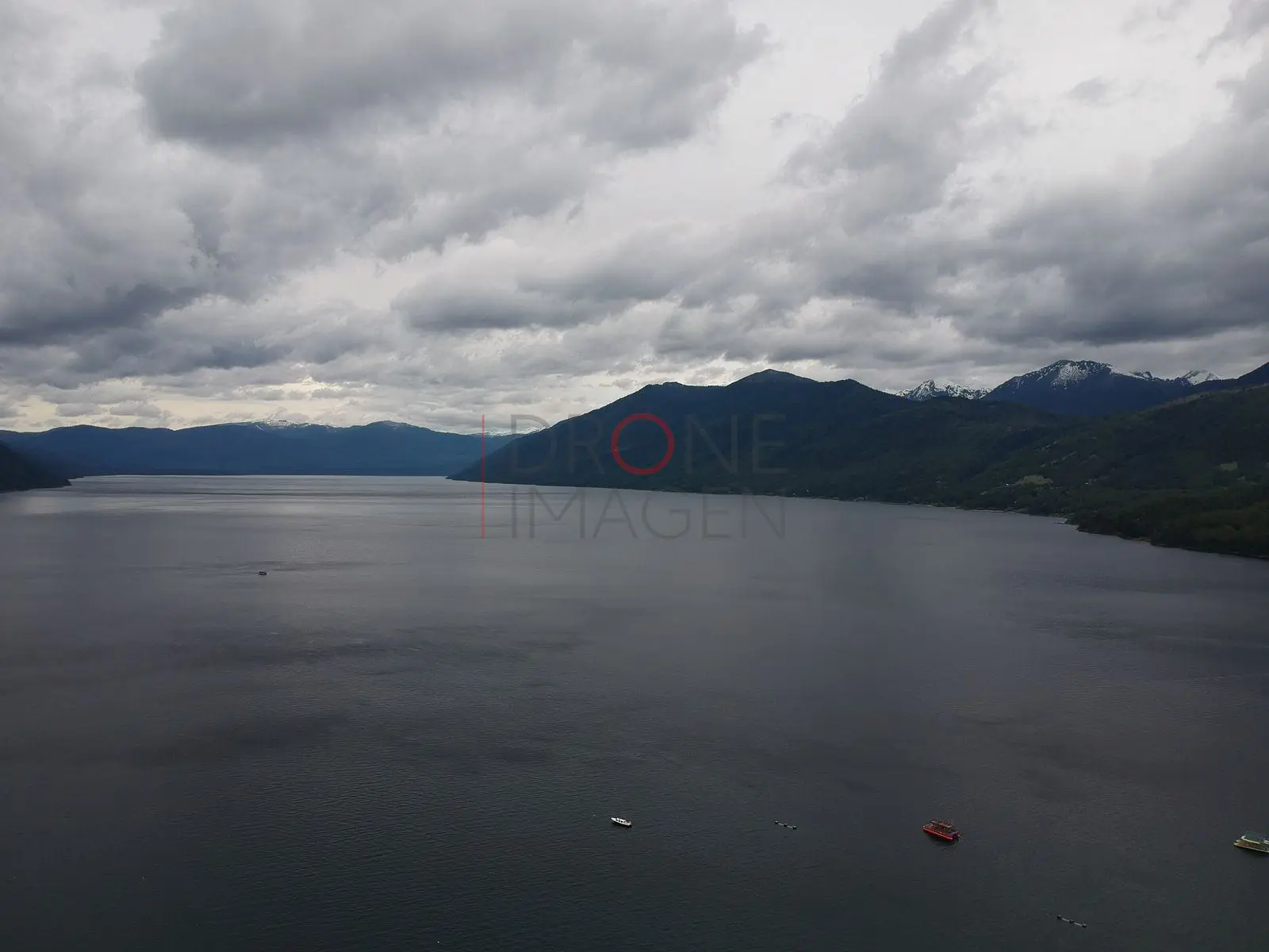 Lago sereno y montañas al fondo, Caburgua — Pucón, Chile