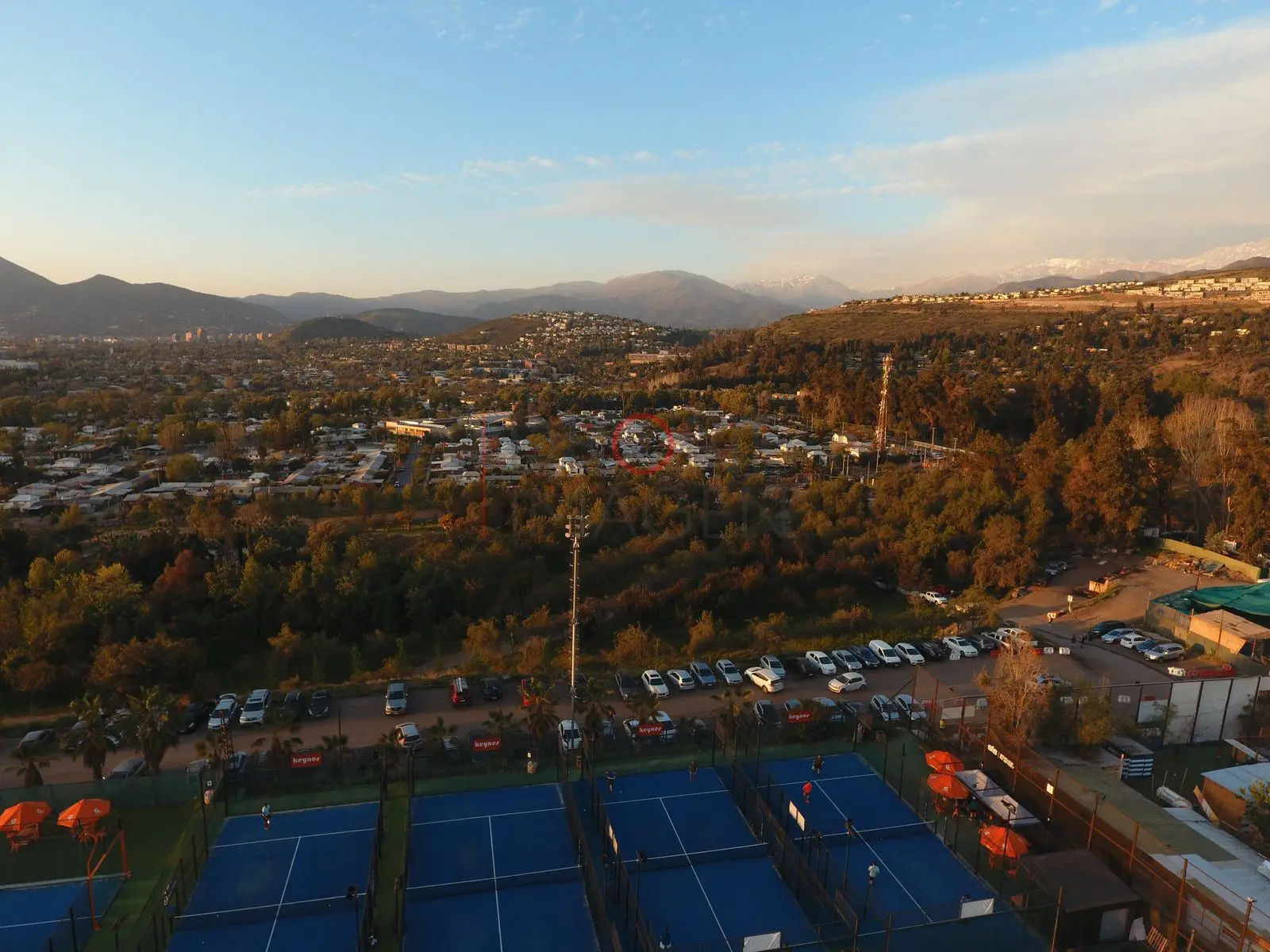 Canchas de tenis y barrio, Las Condes · vista aérea oblicua