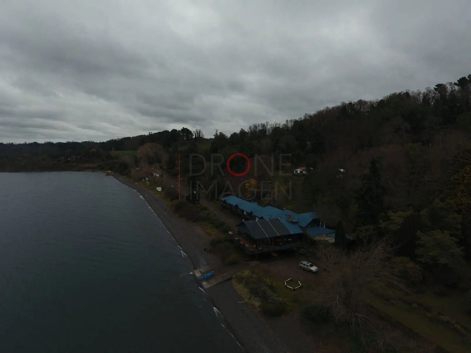 Lago Ranco entre bosque y nubes