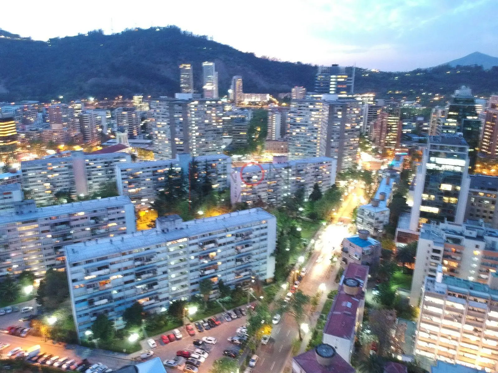 Edificios celestes y cerros en hora azul, Providencia · vista aérea oblicua