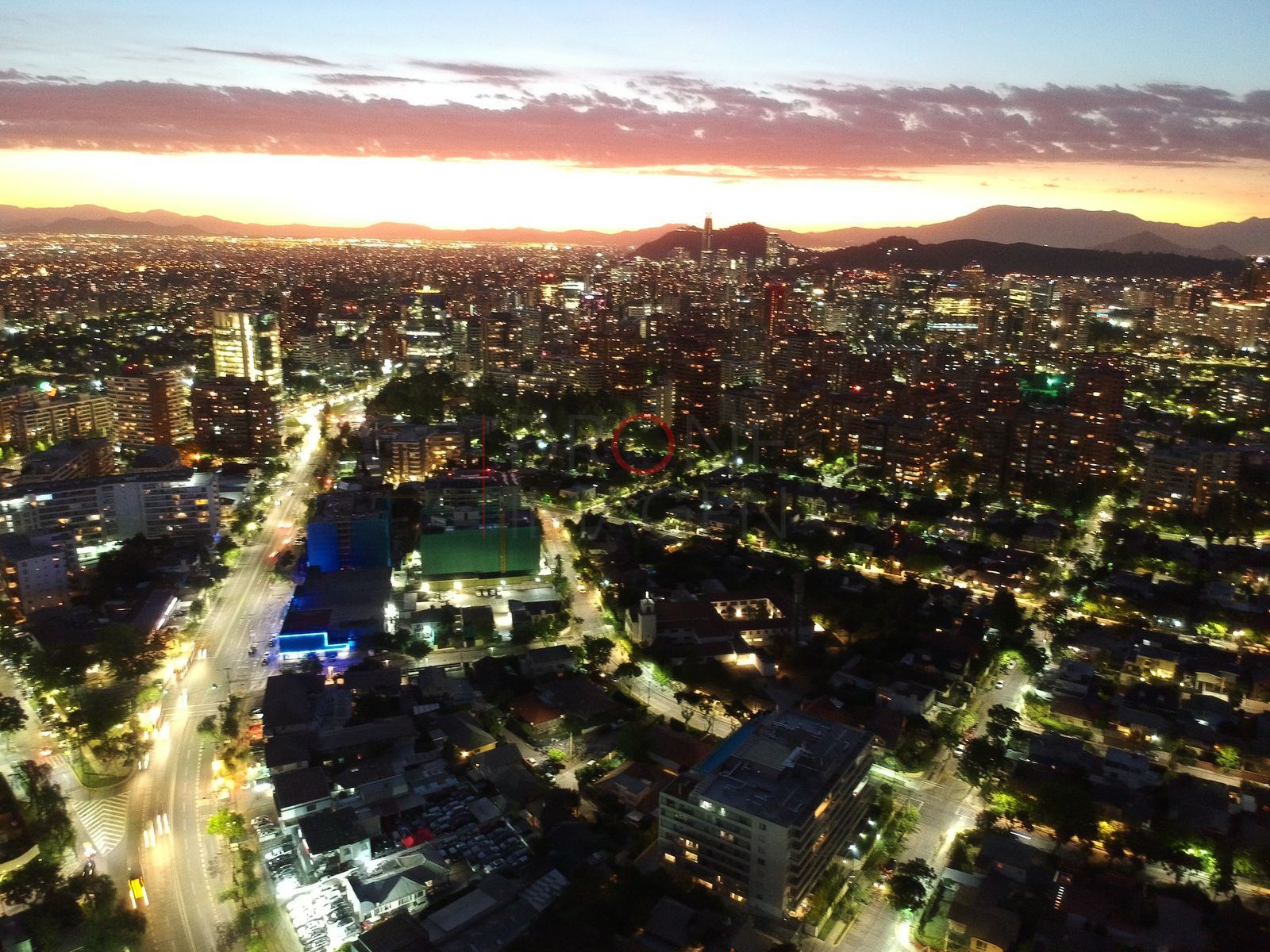 Avenida y luces de barrio al atardecer, Las Condes