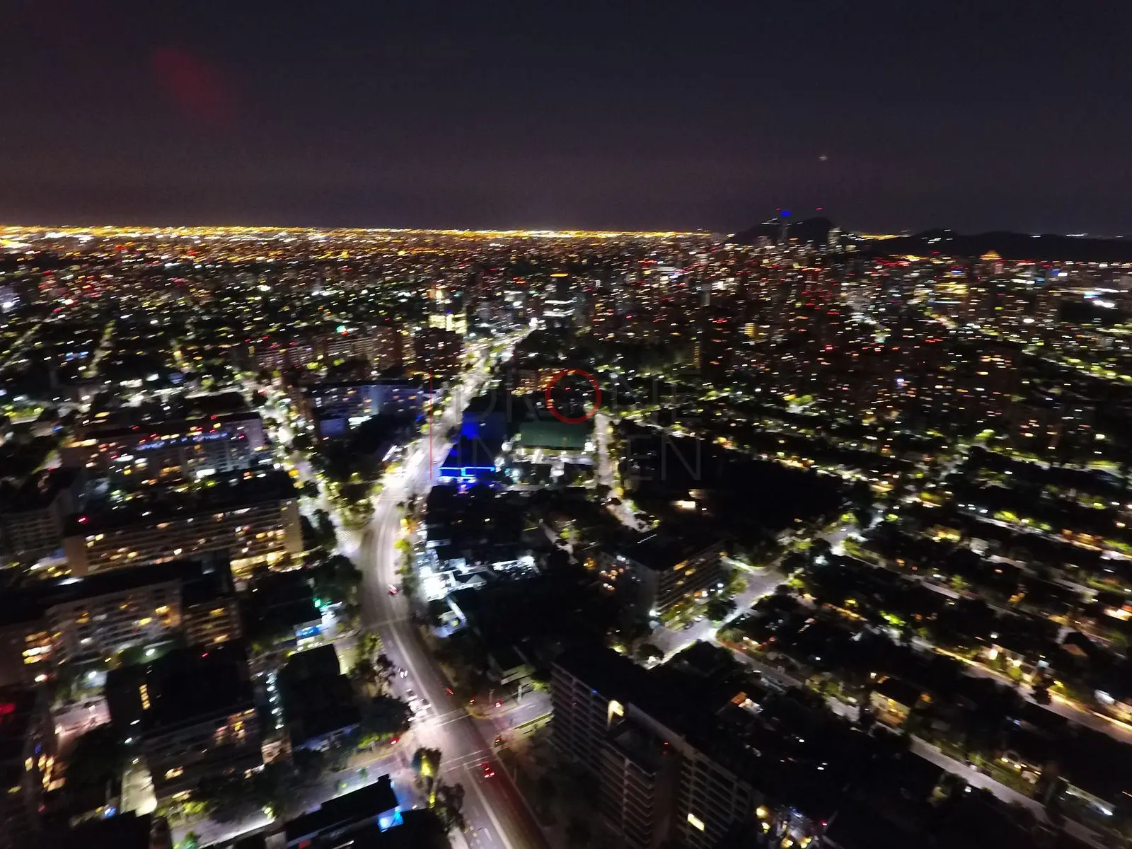 Luces urbanas y avenida principal, Las Condes · vista aérea oblicua