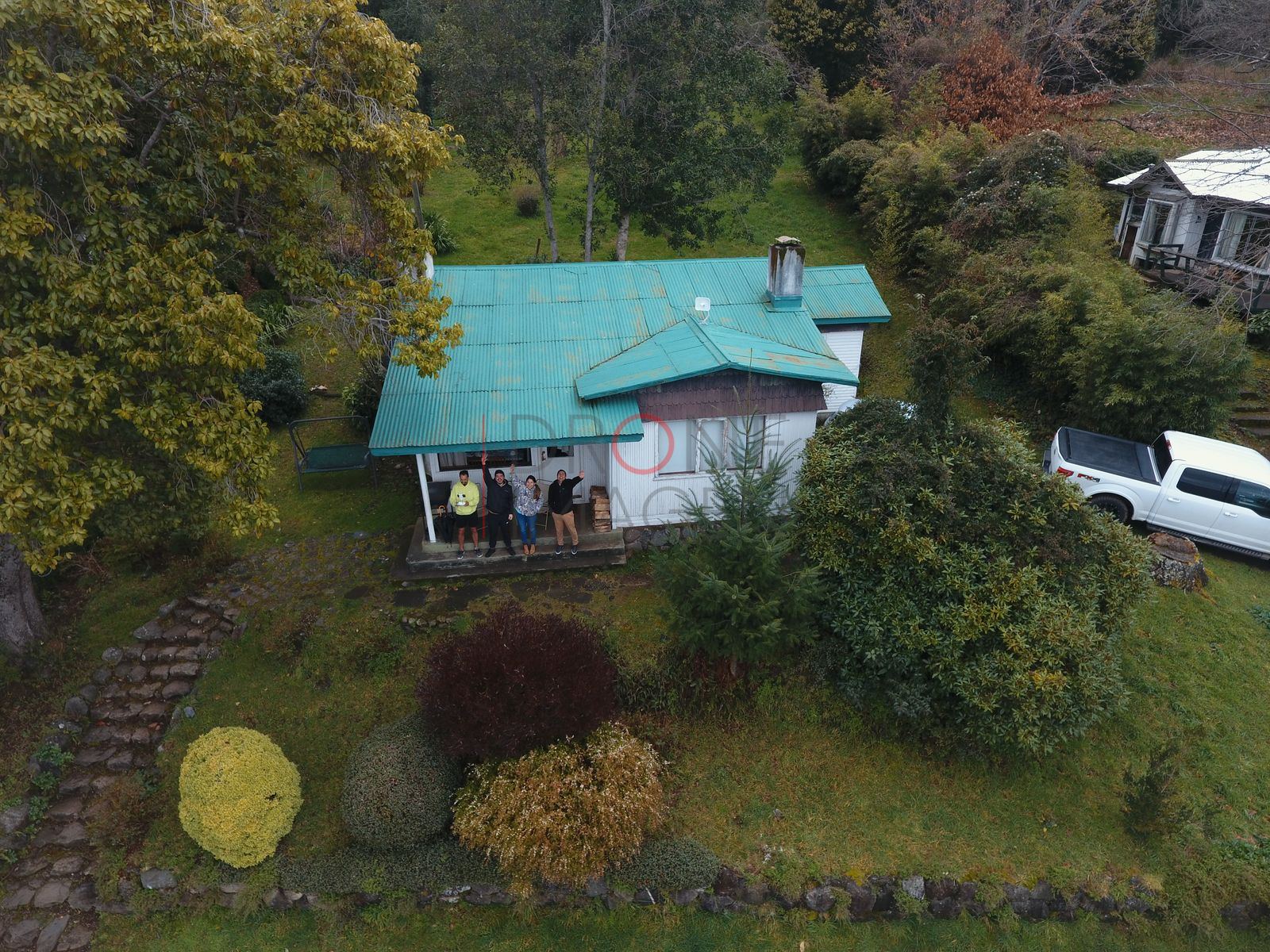 Casa con techo turquesa junto al lago Ranco (3)