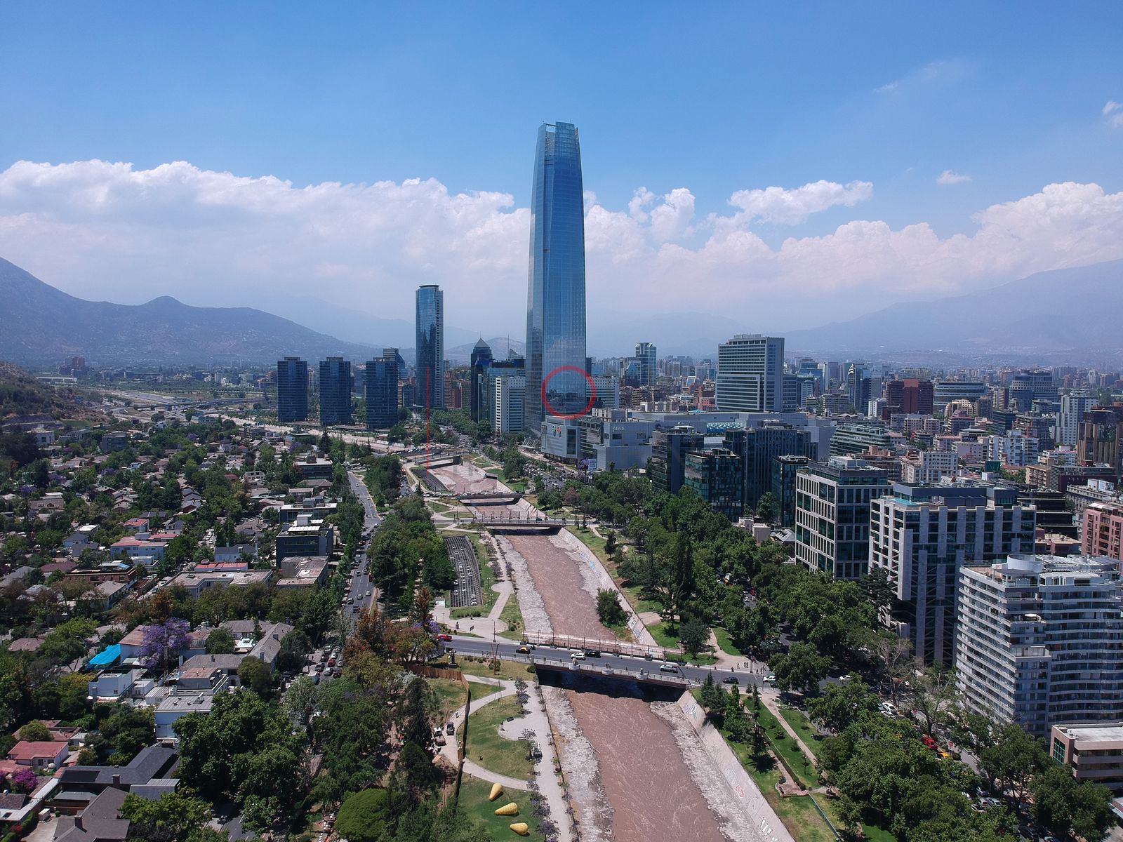 Gran Torre Santiago y río Mapocho, Providencia — vista oblicua