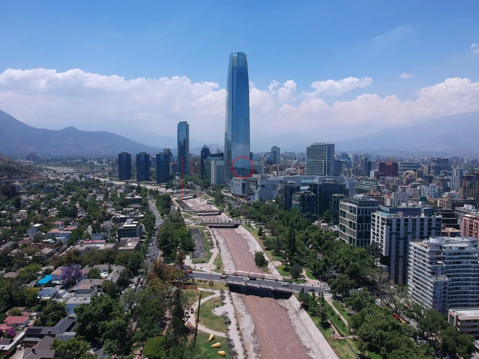 Gran Torre Santiago y río Mapocho, Providencia — vista oblicua · vista aérea oblicua