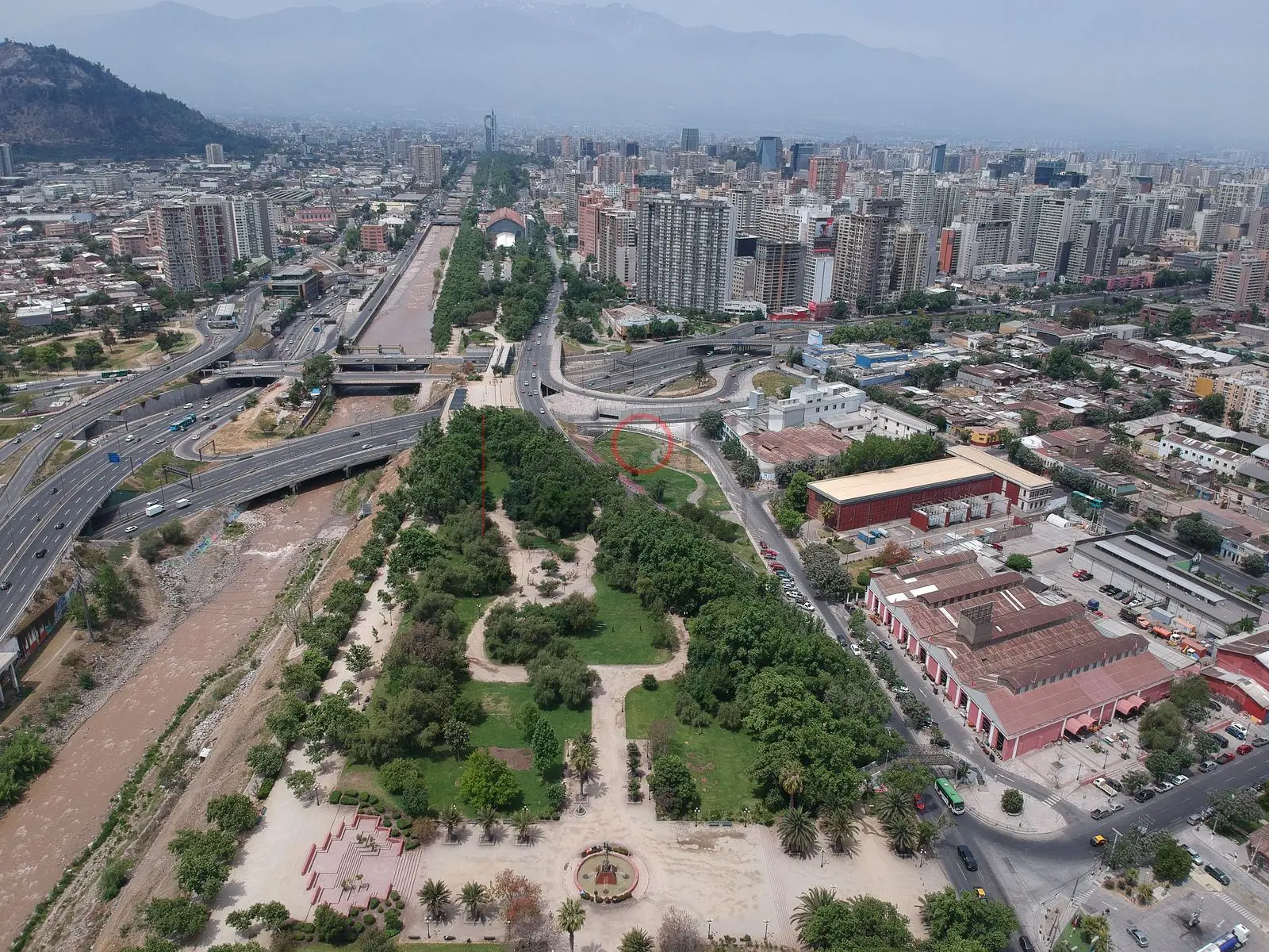 Parque y ciudad junto a la autopista, Santiago · vista aérea oblicua