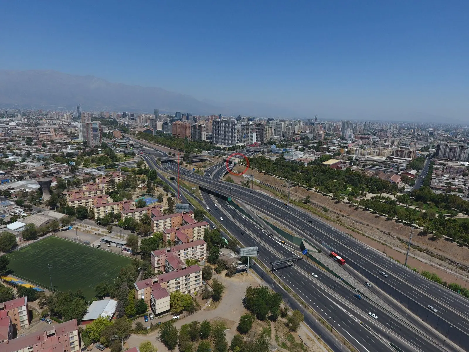 Autopista urbana y cancha de fútbol, Independencia — Santiago, Chile