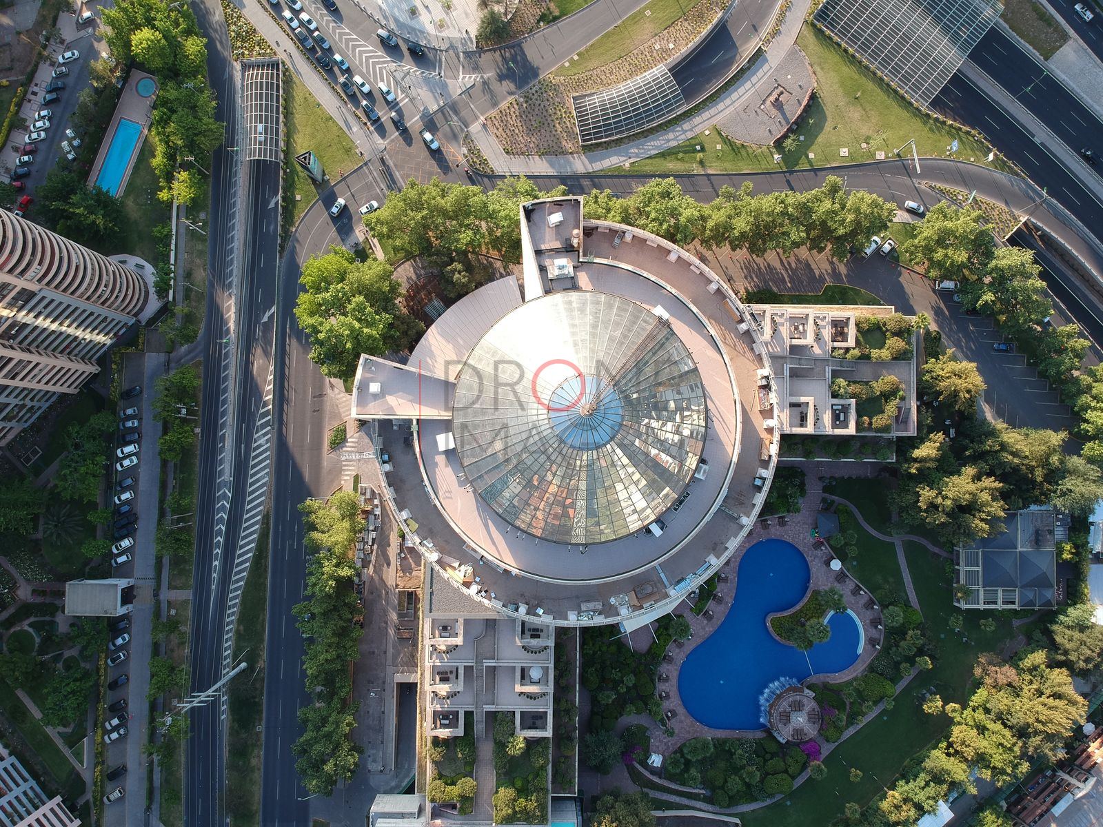 Edificio circular y piscina, Las Condes