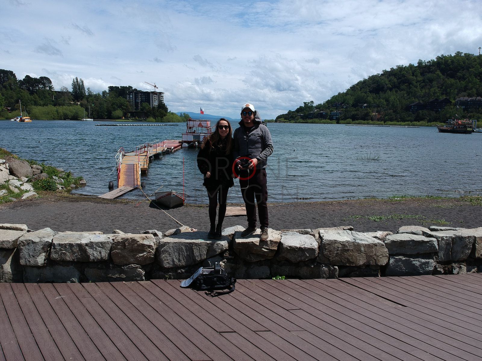 Pareja en la costanera del lago, Centro de Pucón