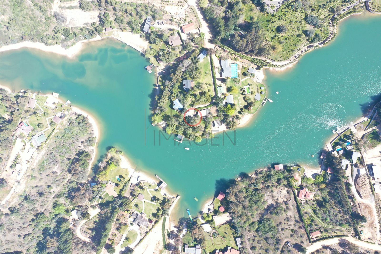 Canal de aguas turquesas y casas, Las Cabras (3)