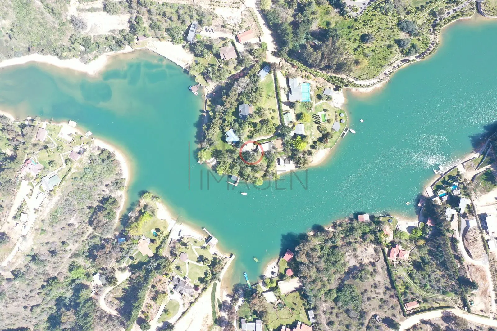 Canal de aguas turquesas y casas, Las Cabras (3) — Lago Rapel, Chile