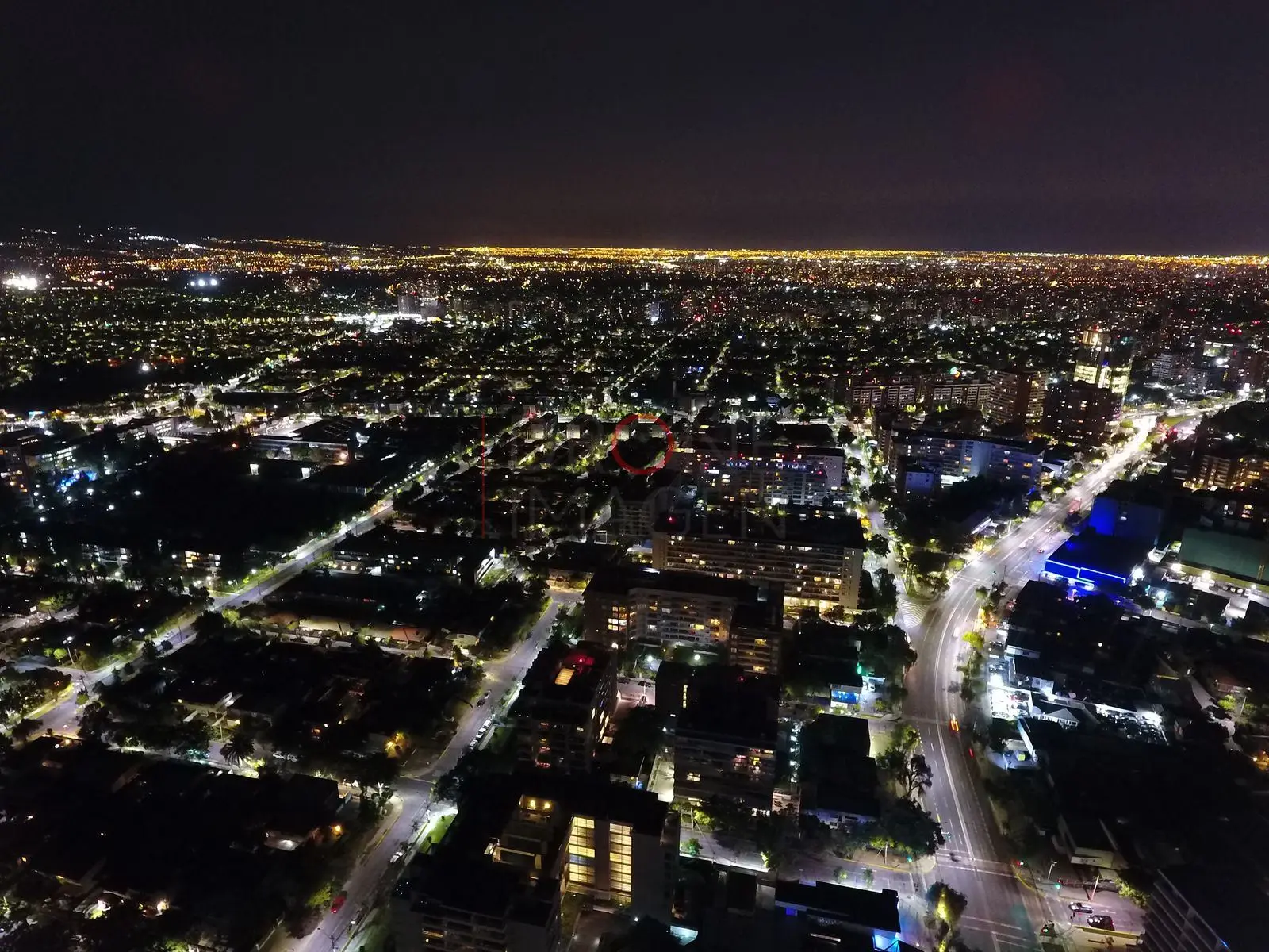 Calles iluminadas en la noche, Las Condes · vista aérea oblicua