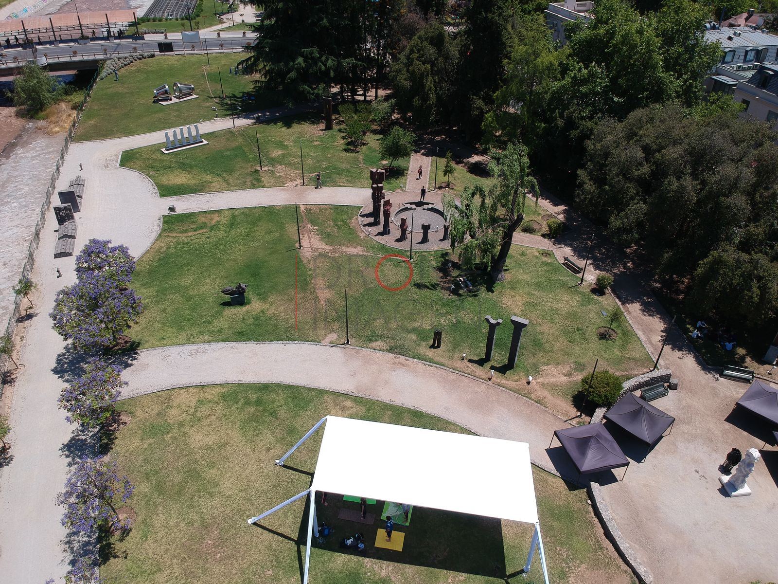 Parque con escenario y jacarandas, Providencia