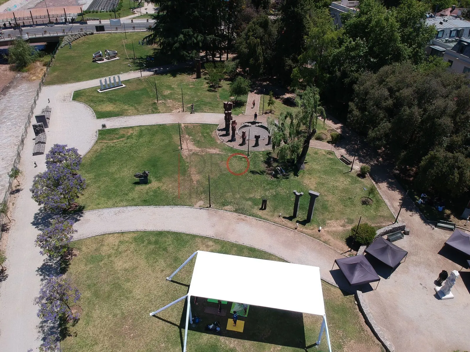 Parque con escenario y jacarandas, Providencia · vista aérea oblicua