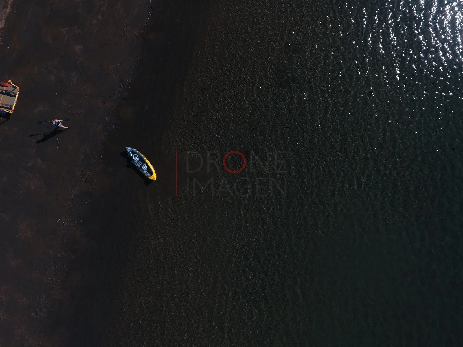 Kayak solitario en el lago al atardecer · Pucón, Región de la Araucanía · vista aérea oblicua