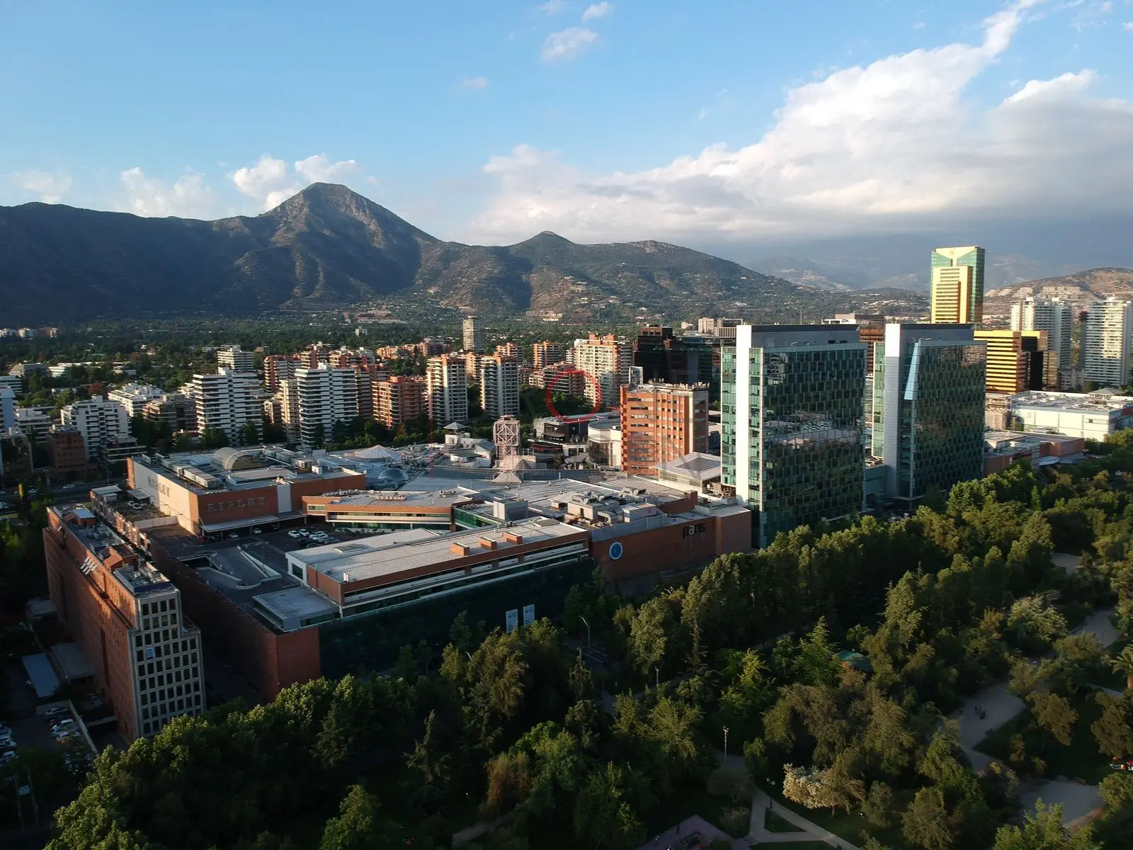 Edificios de oficinas y cerros al atardecer, Las Condes — Santiago, Chile