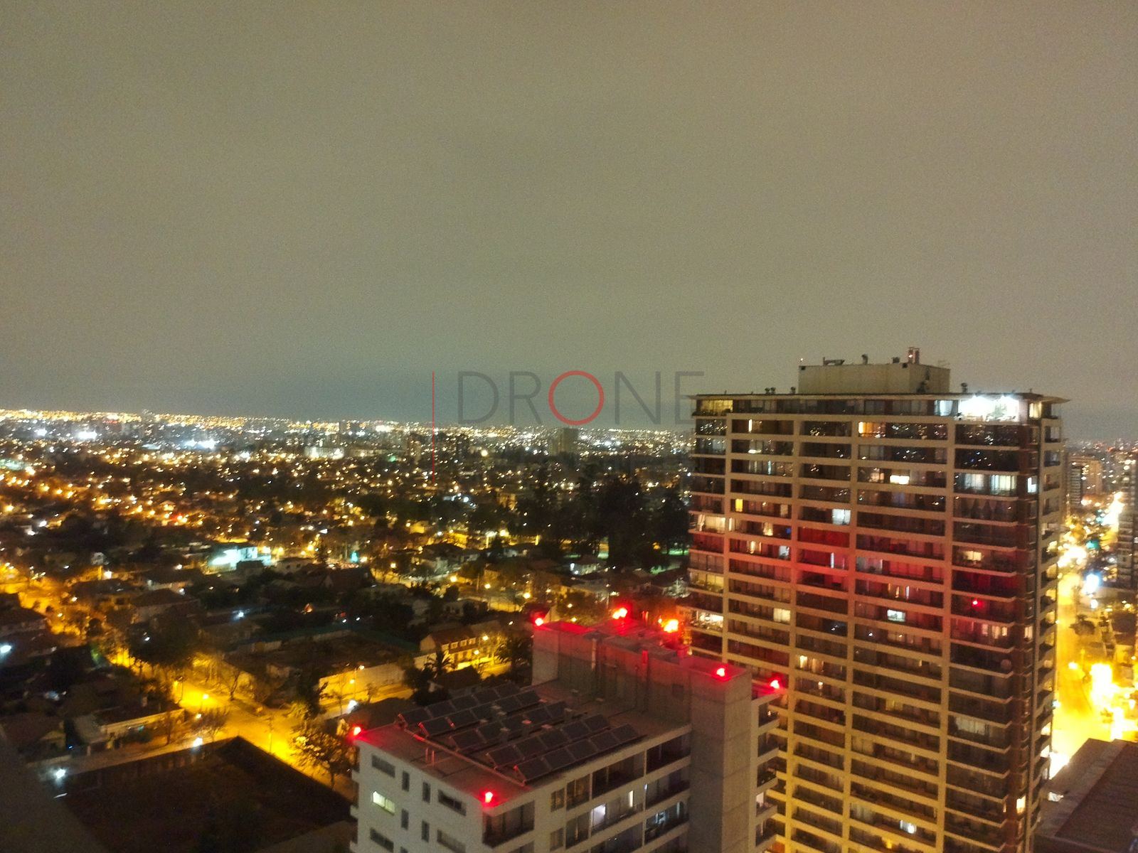 Ciudad de noche con torre de departamentos