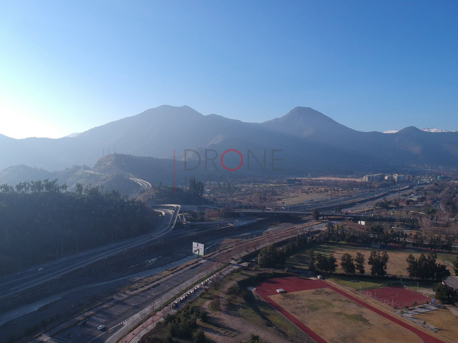 Cerros y autopista, Vitacura
