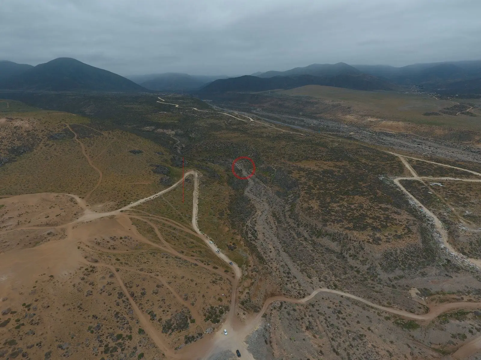 Caminos de tierra entre cerros áridos, Caleta Hornos