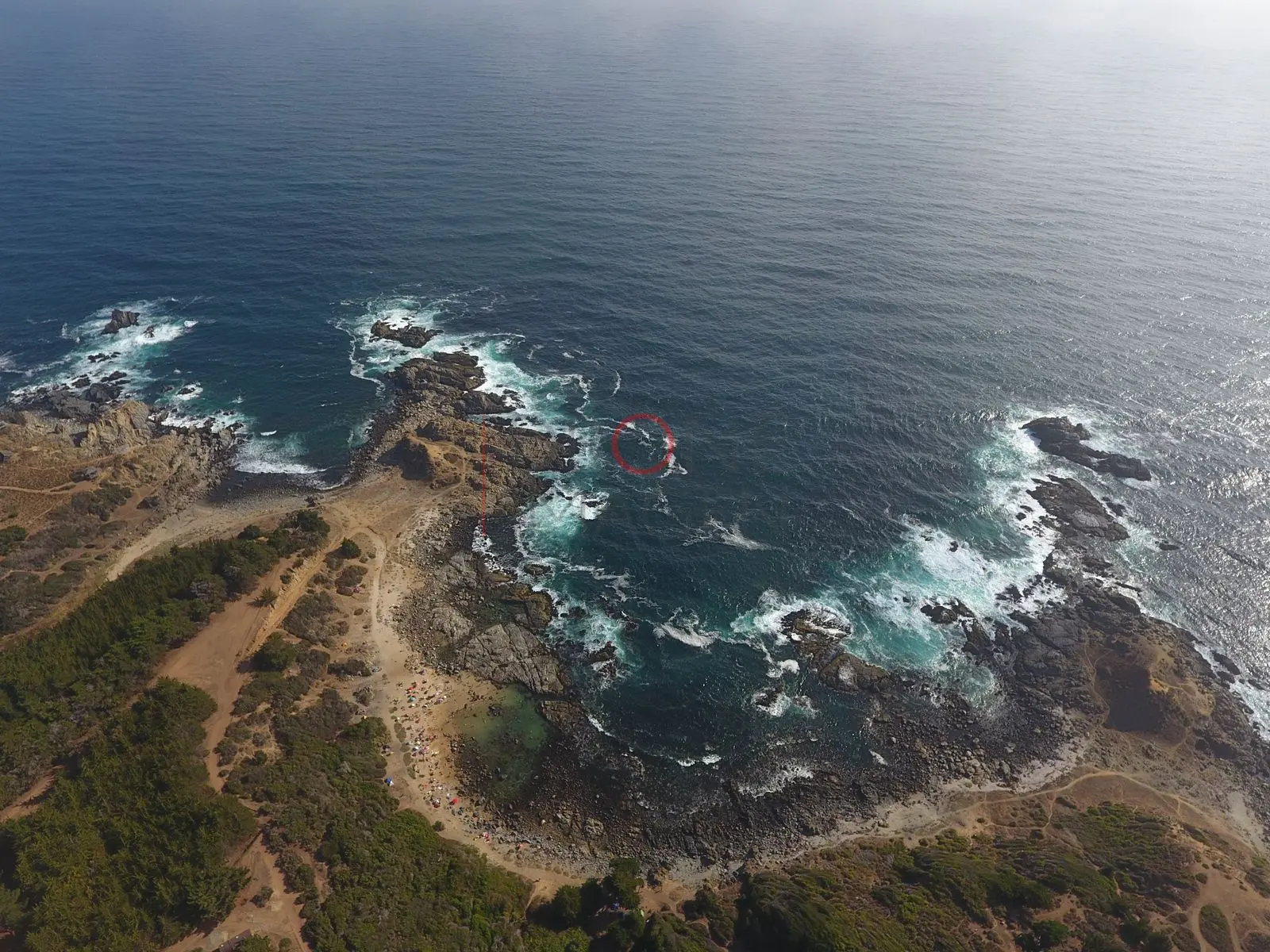 Rocas y espuma en la costa, Quintay · Casablanca, Región de Valparaíso · vista aérea oblicua
