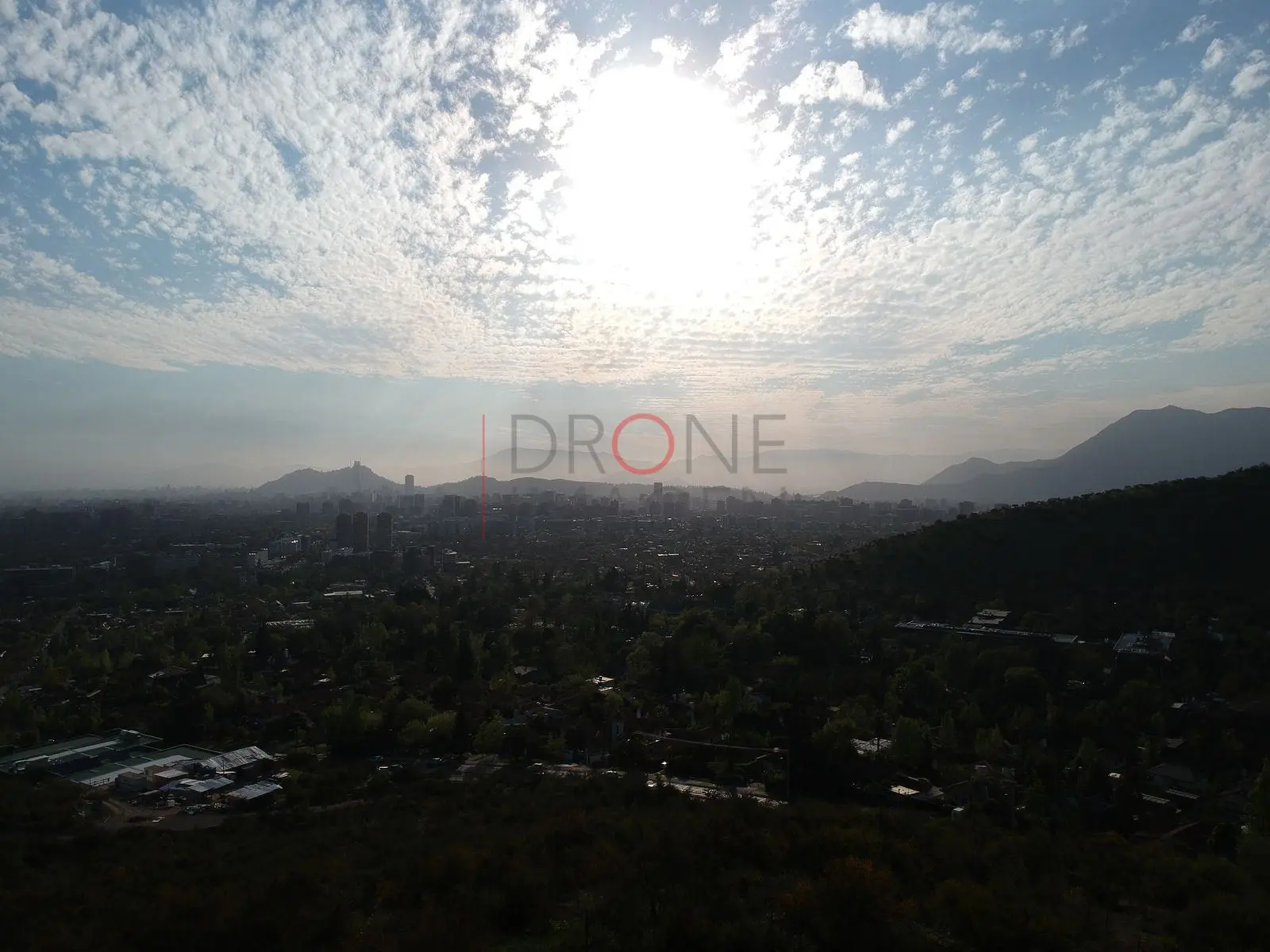 Bruma y cielo de nubes al amanecer, Las Condes — Santiago, Chile