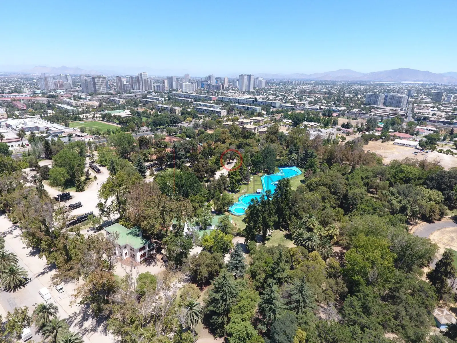 Parque, arroyo y ciudad al fondo, Quinta Normal · vista aérea oblicua