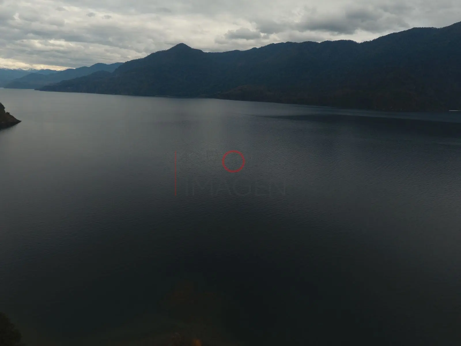 Lago y cordillera bajo cielo gris, Panguipulli