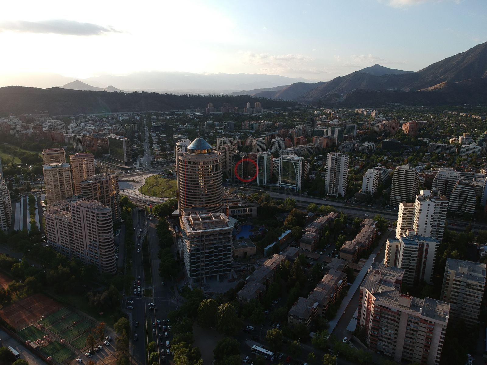 Ciudad y cordillera al anochecer, Las Condes