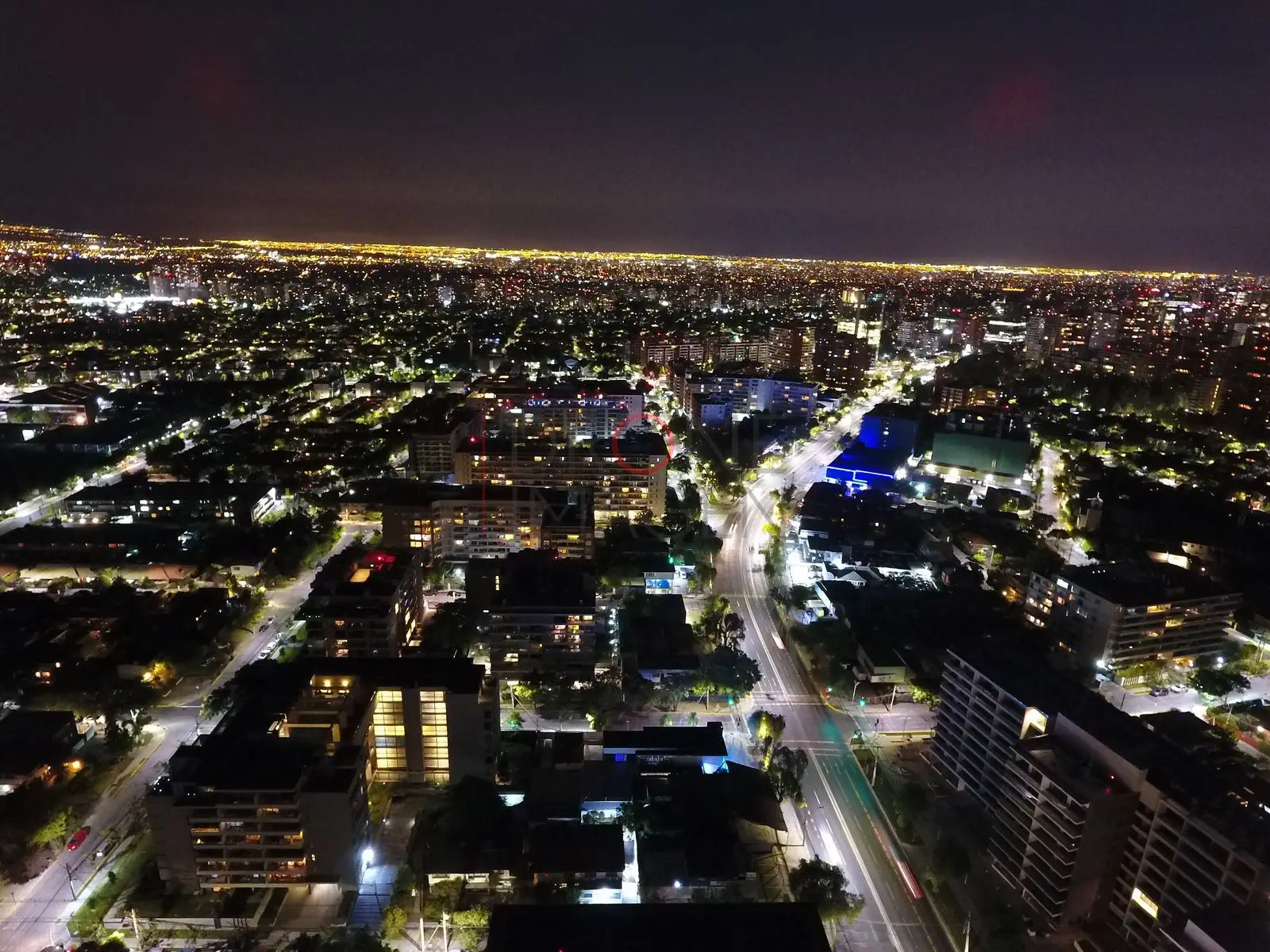 Ciudad iluminada con calles brillantes, Las Condes · vista aérea oblicua