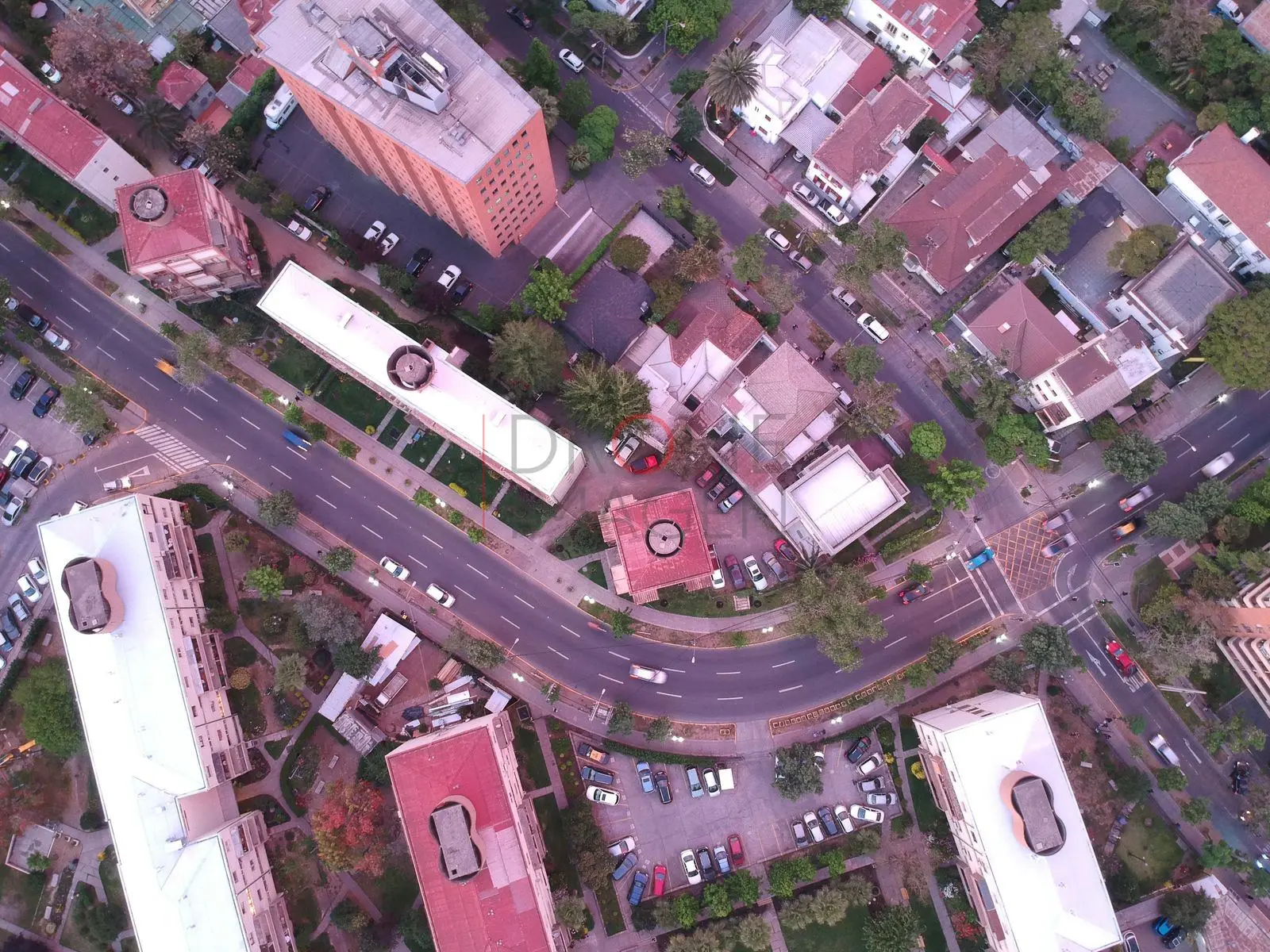 Calles y techos con luz de atardecer, Providencia · vista cenital