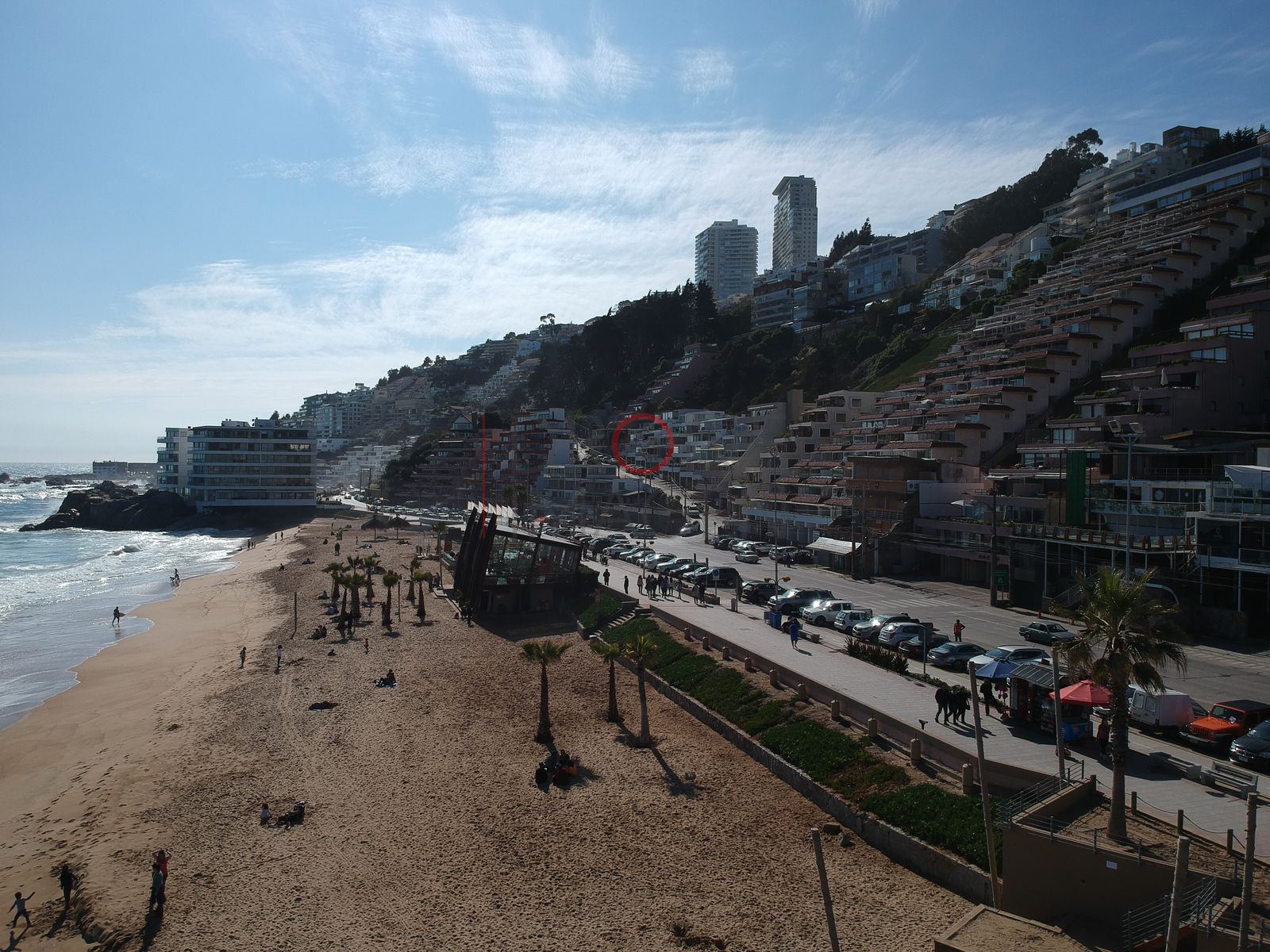 Playa y edificios en la ladera del cerro, Reñaca