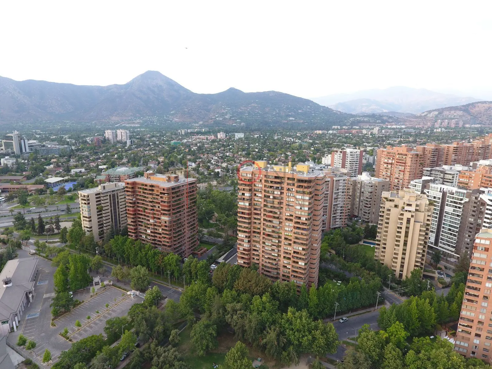 Parque urbano y cordillera, Las Condes — Santiago, Chile