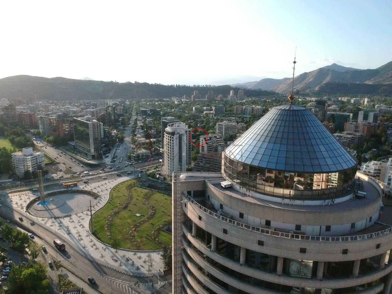 Cúpula de vidrio y cordillera, Las Condes