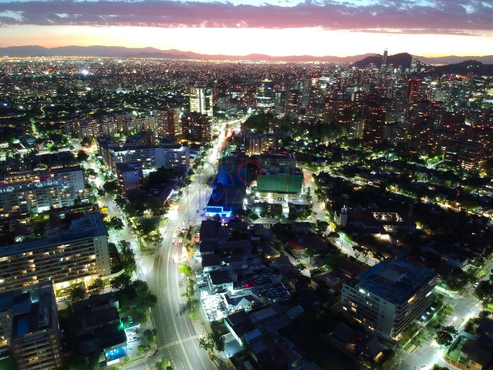 Calles luminosas y edificios al anochecer, Las Condes