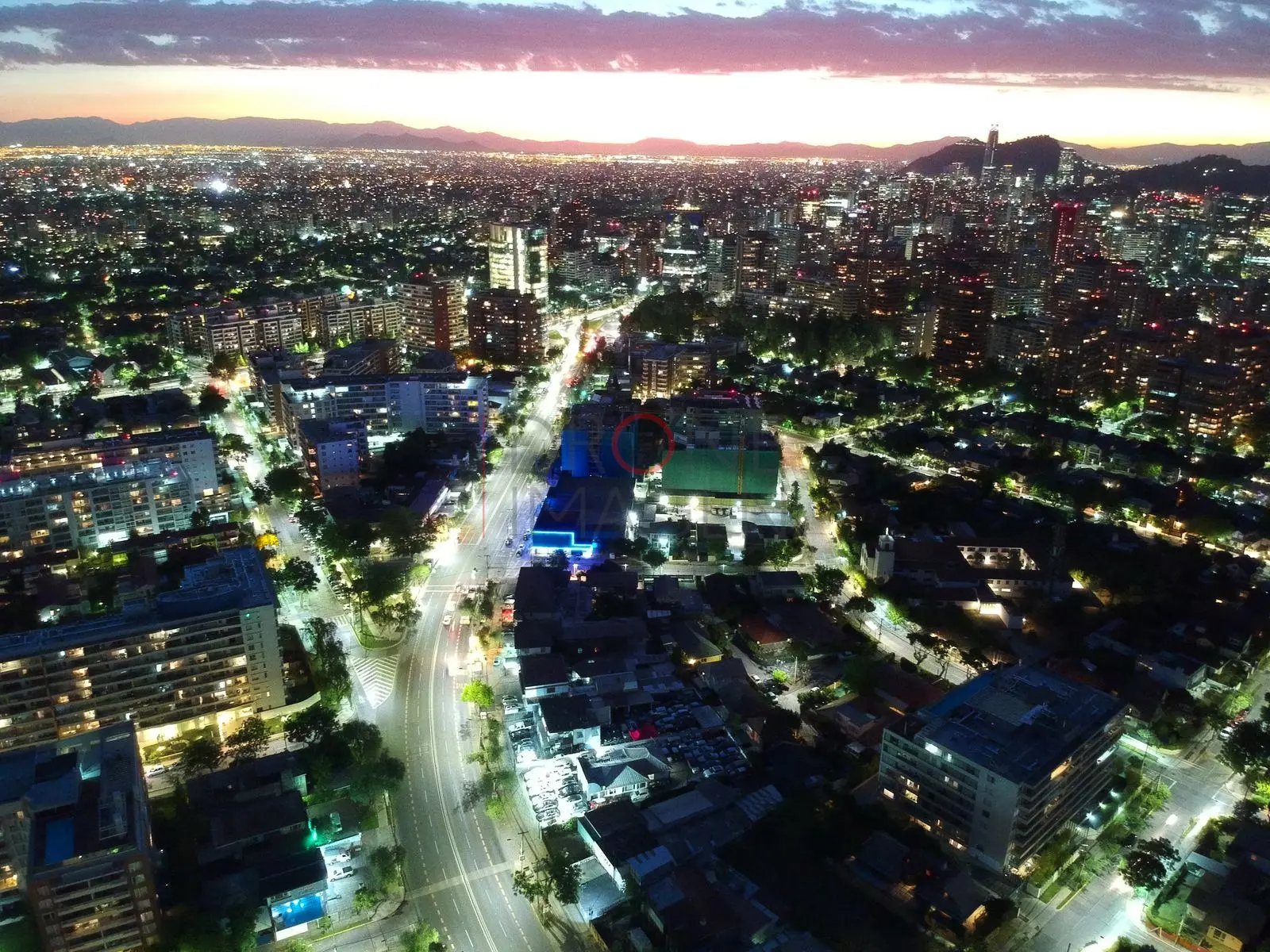 Calles luminosas y edificios al anochecer, Las Condes — Santiago, Chile