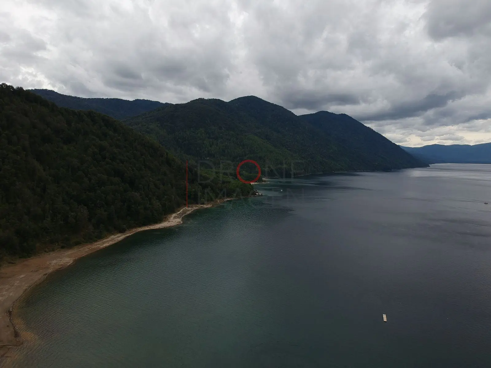 Costa boscosa del lago, Caburgua · Pucón, Región de la Araucanía · vista aérea oblicua