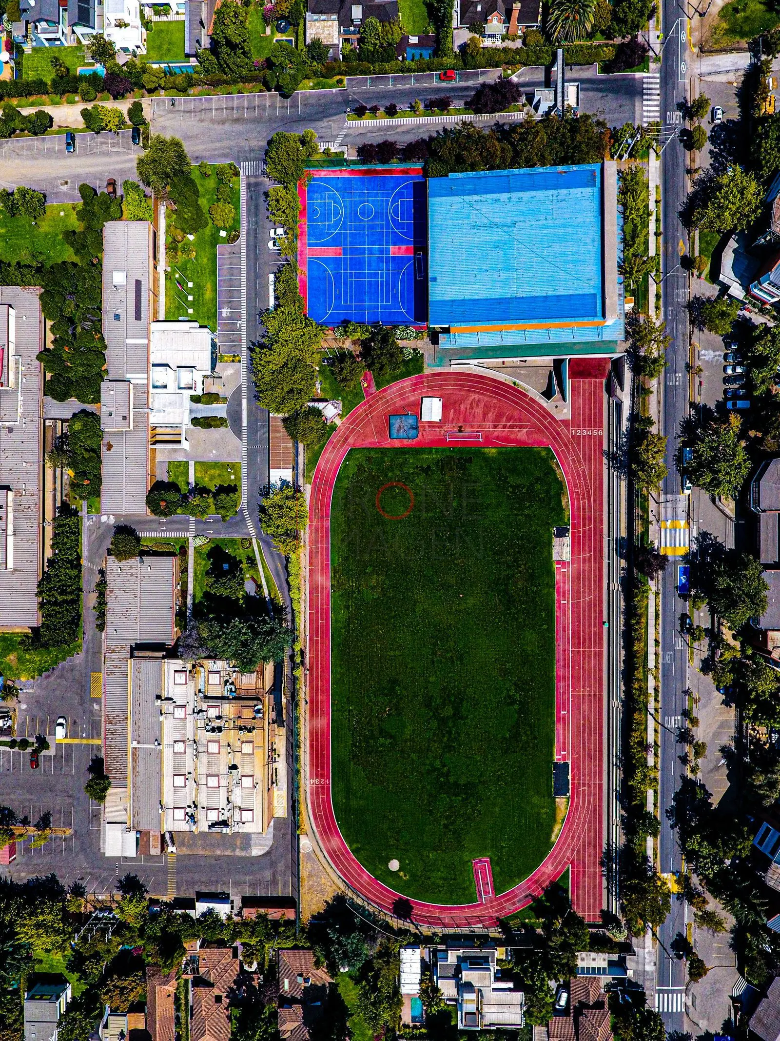 Complejo deportivo con pista atlética, vista cenital · vista cenital
