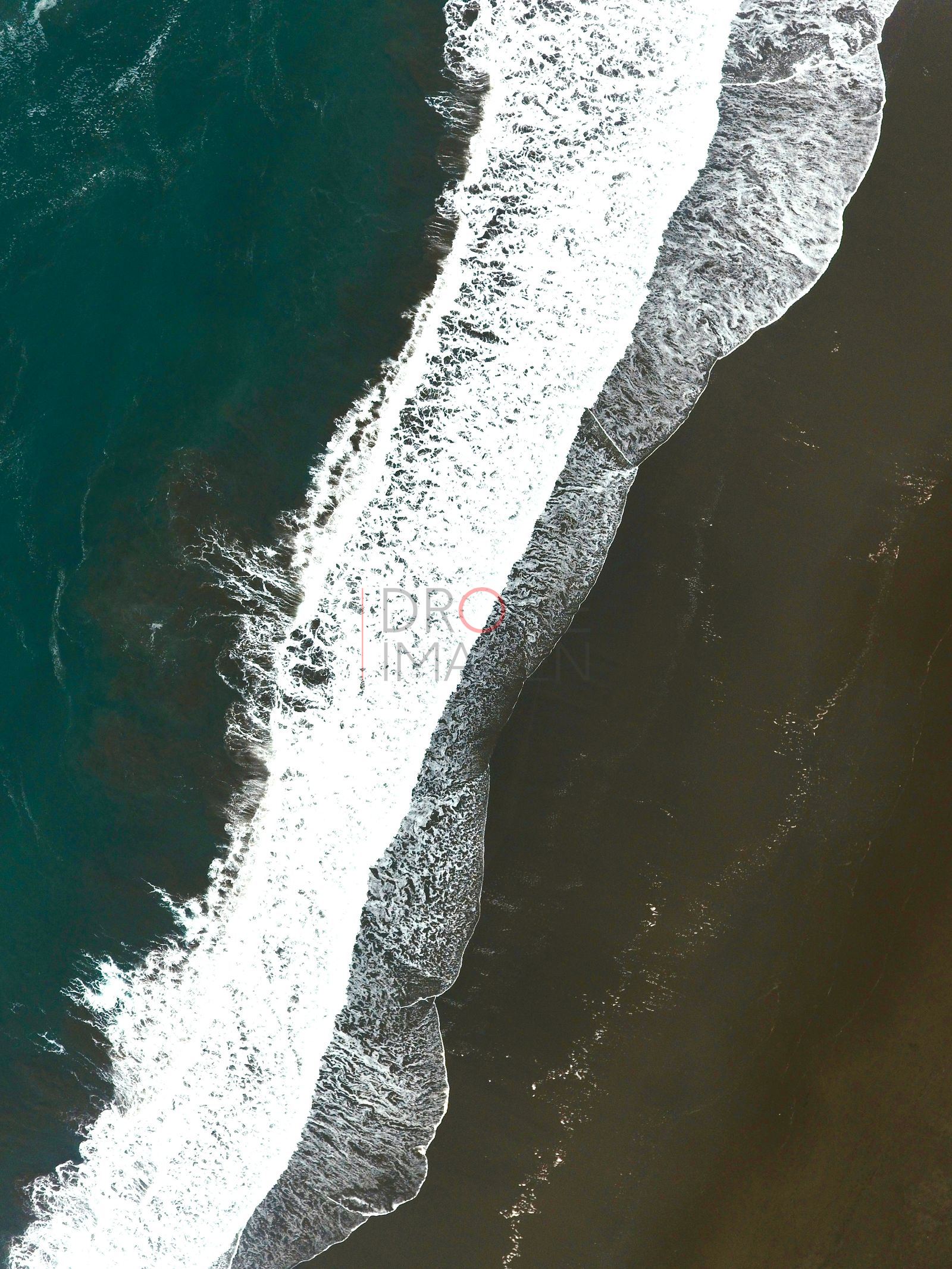 Olas rompiendo en la playa, Pichilemu