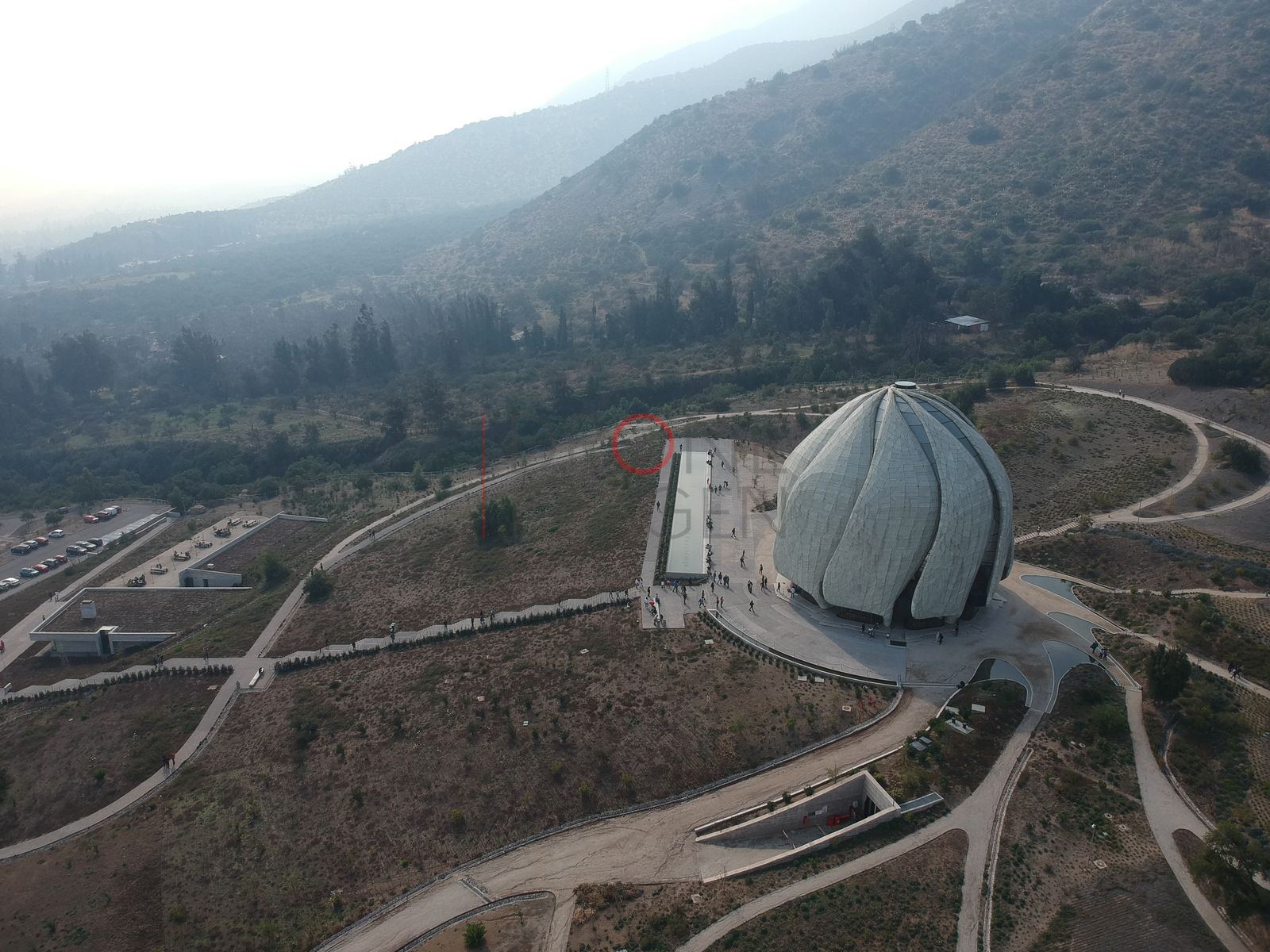 Templo y cordillera entre bruma, Peñalolén