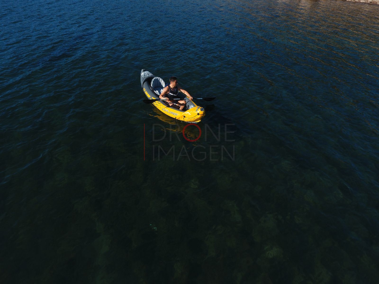 Kayak con personas remando, lago Caburgua (3)