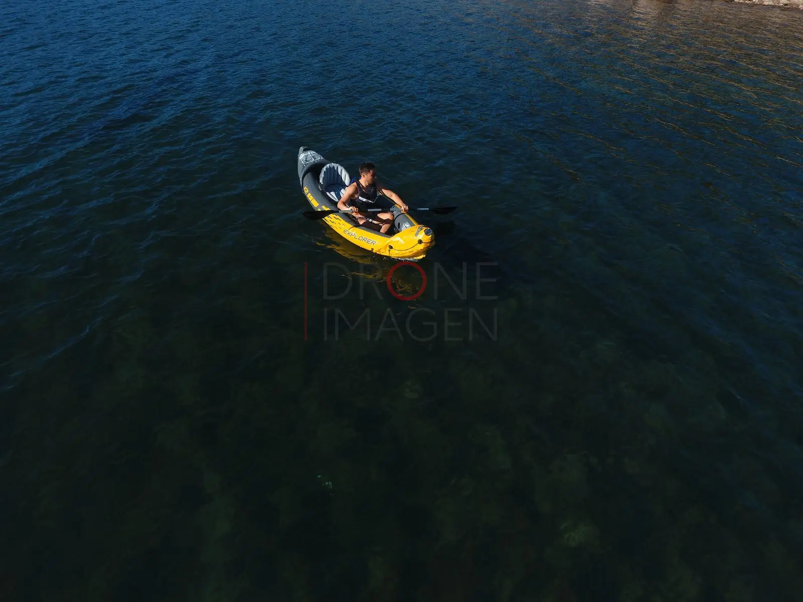 Kayak con personas remando, lago Caburgua (3)