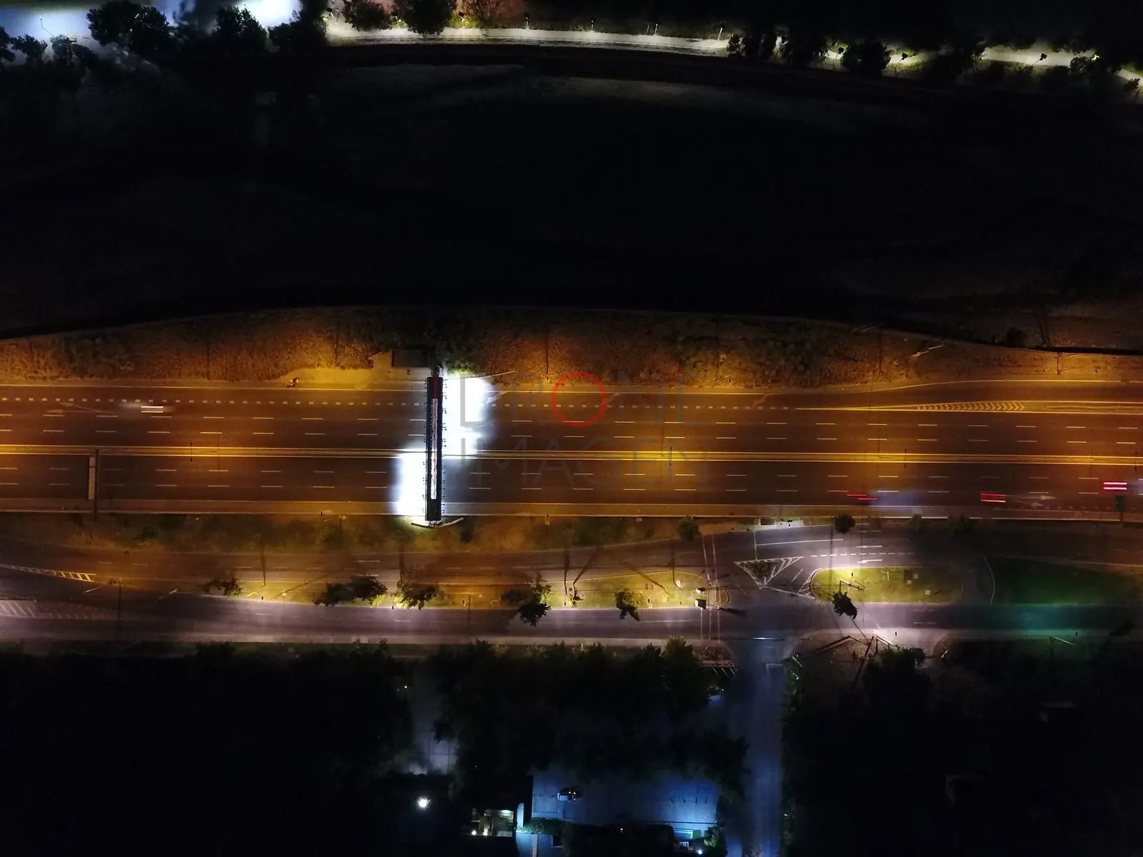 Autopista de noche con estelas de luz, Vitacura — Santiago, Chile